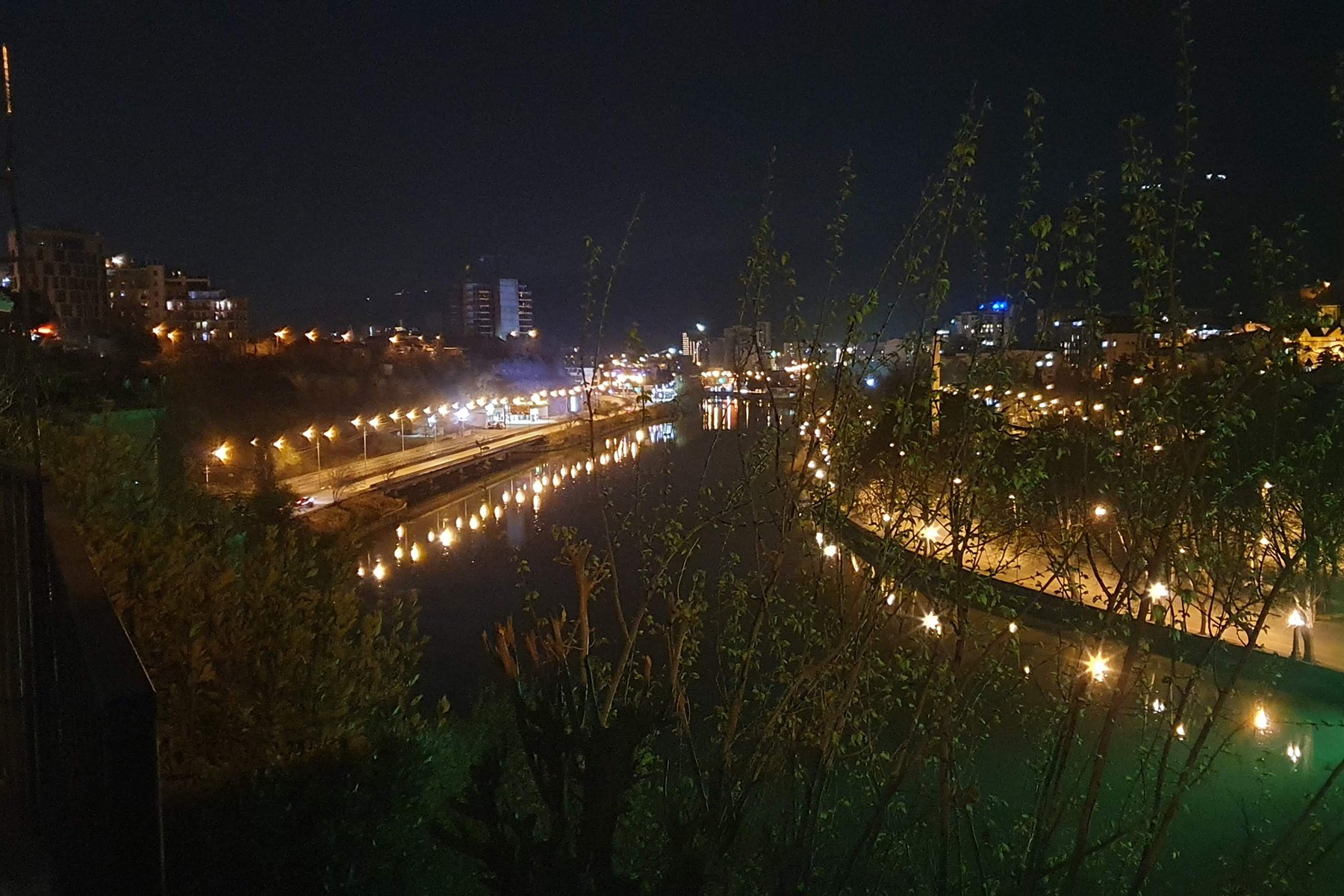 Empty highways on either side of the Mtkvari River at 20:55. Photo: Robin Fabbro/OC Media. 