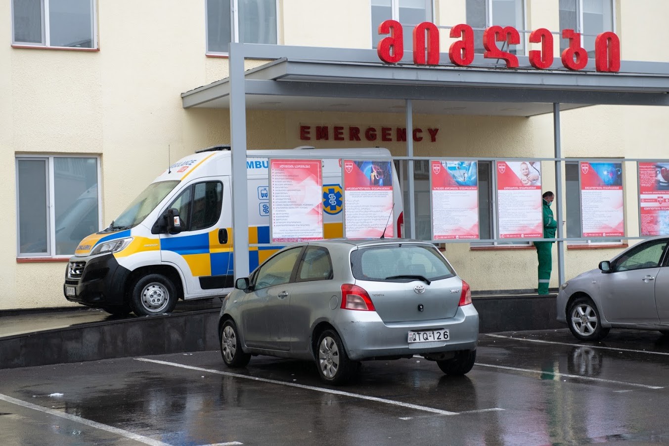 An amublance in front of a hospital in Tbilisi. Photo: Tamuna Chkareuli/OC Media.