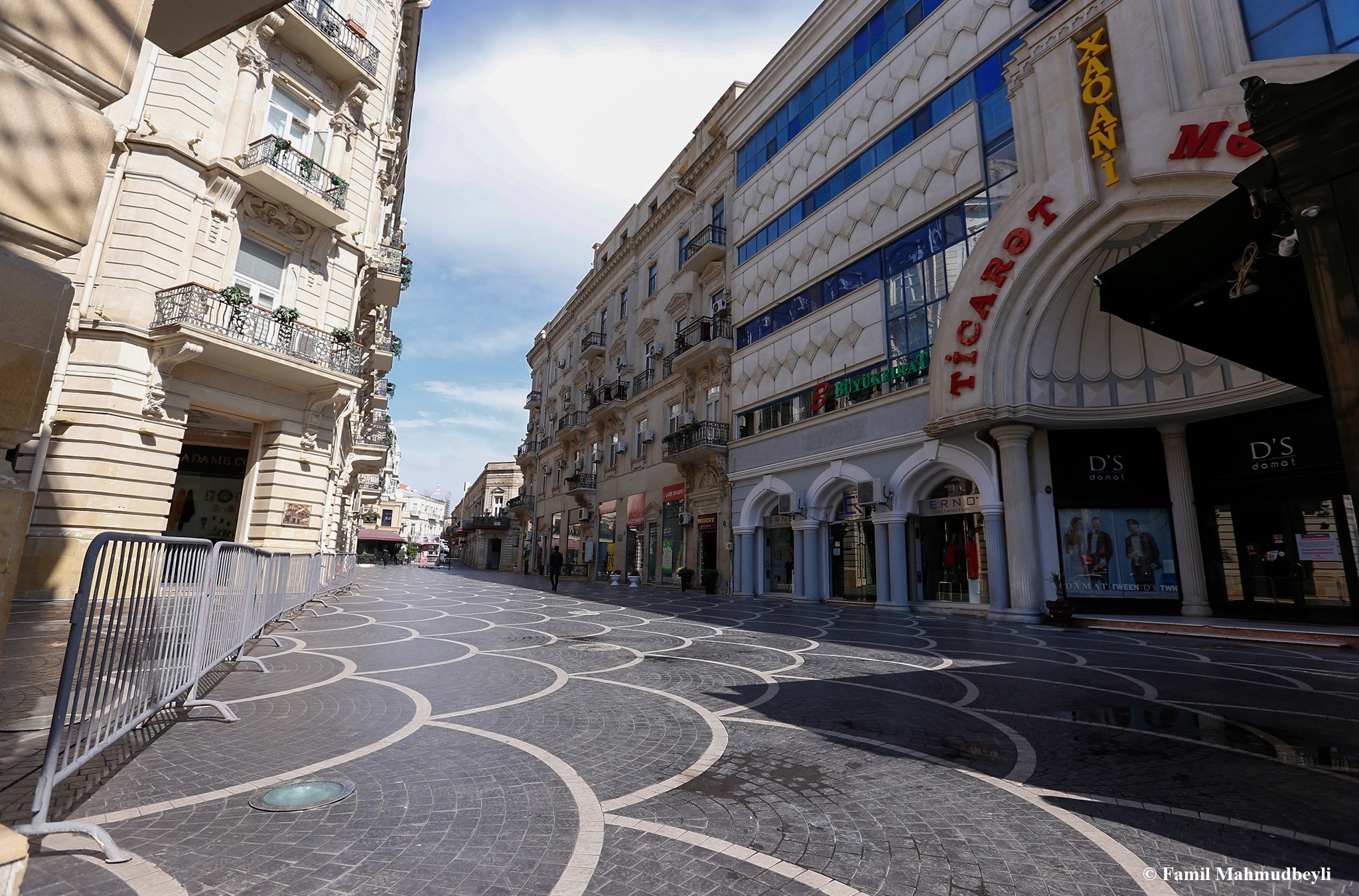 An empty street in the centre of Baku. Photo: Famil Mahmudbayli.