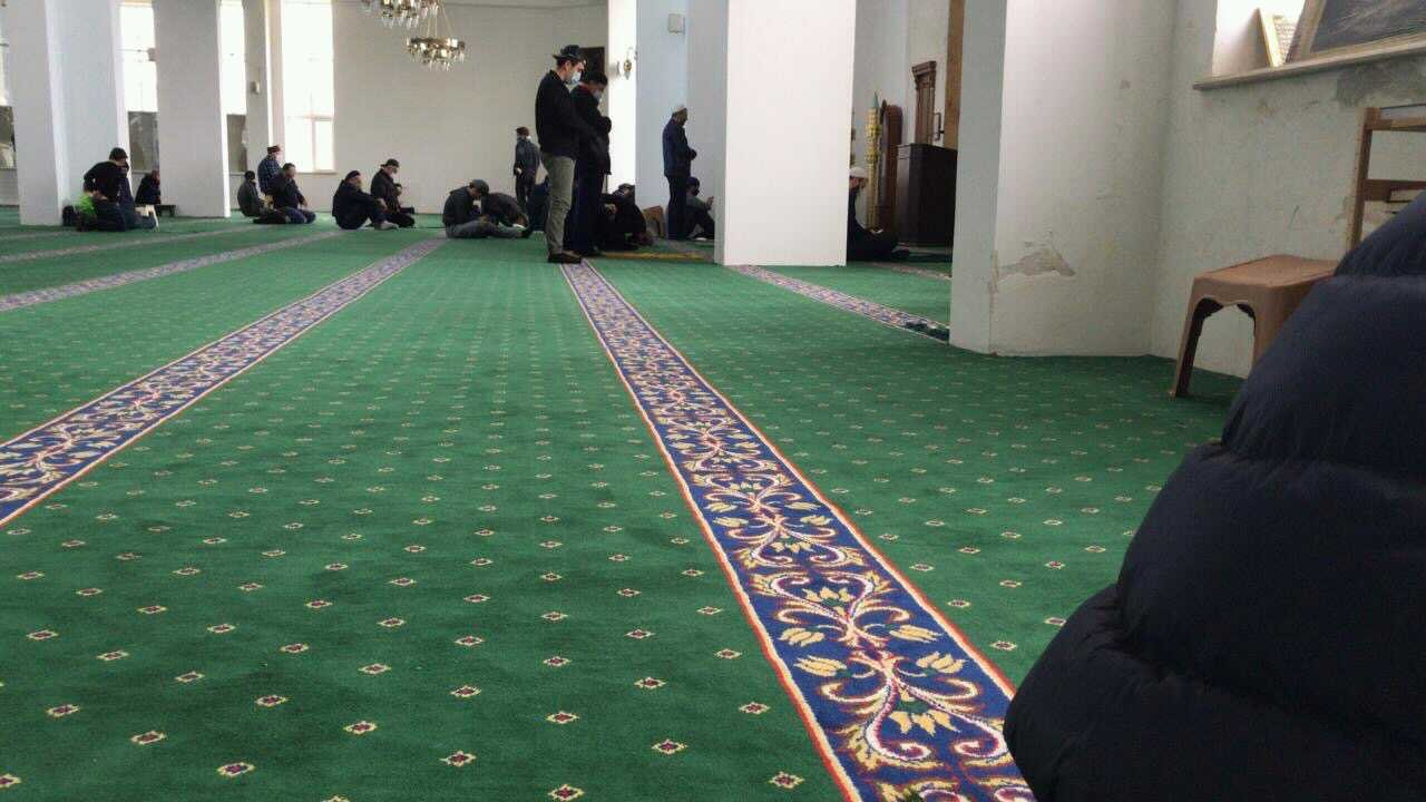 Mosque in the ​​Reductorniy settlement district in Makhachkala where stranded Azerbaijanis were staying. Photo: Courtesy of a local resident/OC Media.