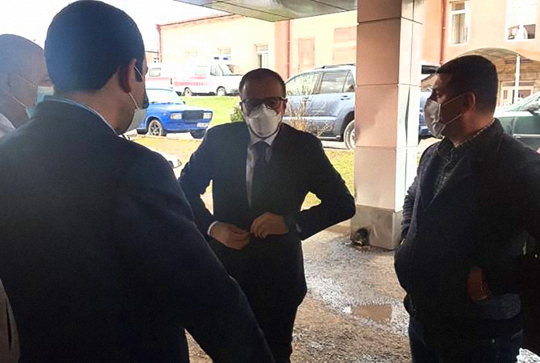 Health Minister Arsen Torosyan visiting the wounded in Gavar Hospital. Photo via ArmenPress