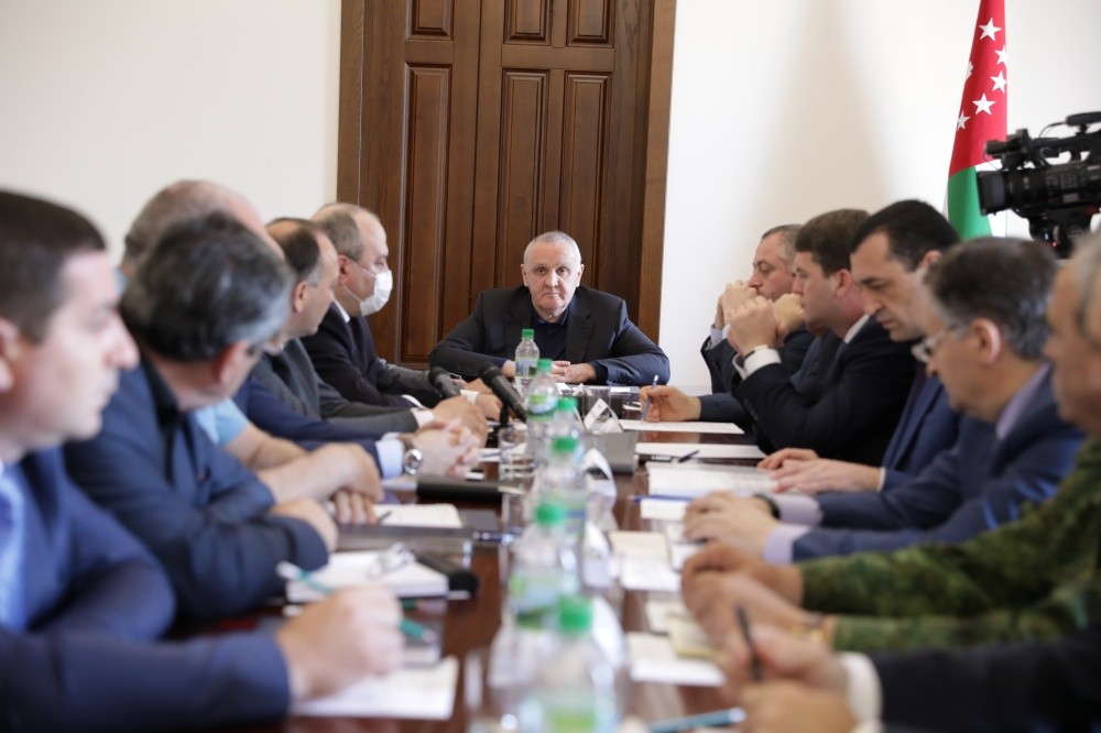 Abkhazian Prime Minister Aleksandr Ankvab chairing a meeting of the anti-coronavirus taskforce on 28 May. Official picture.