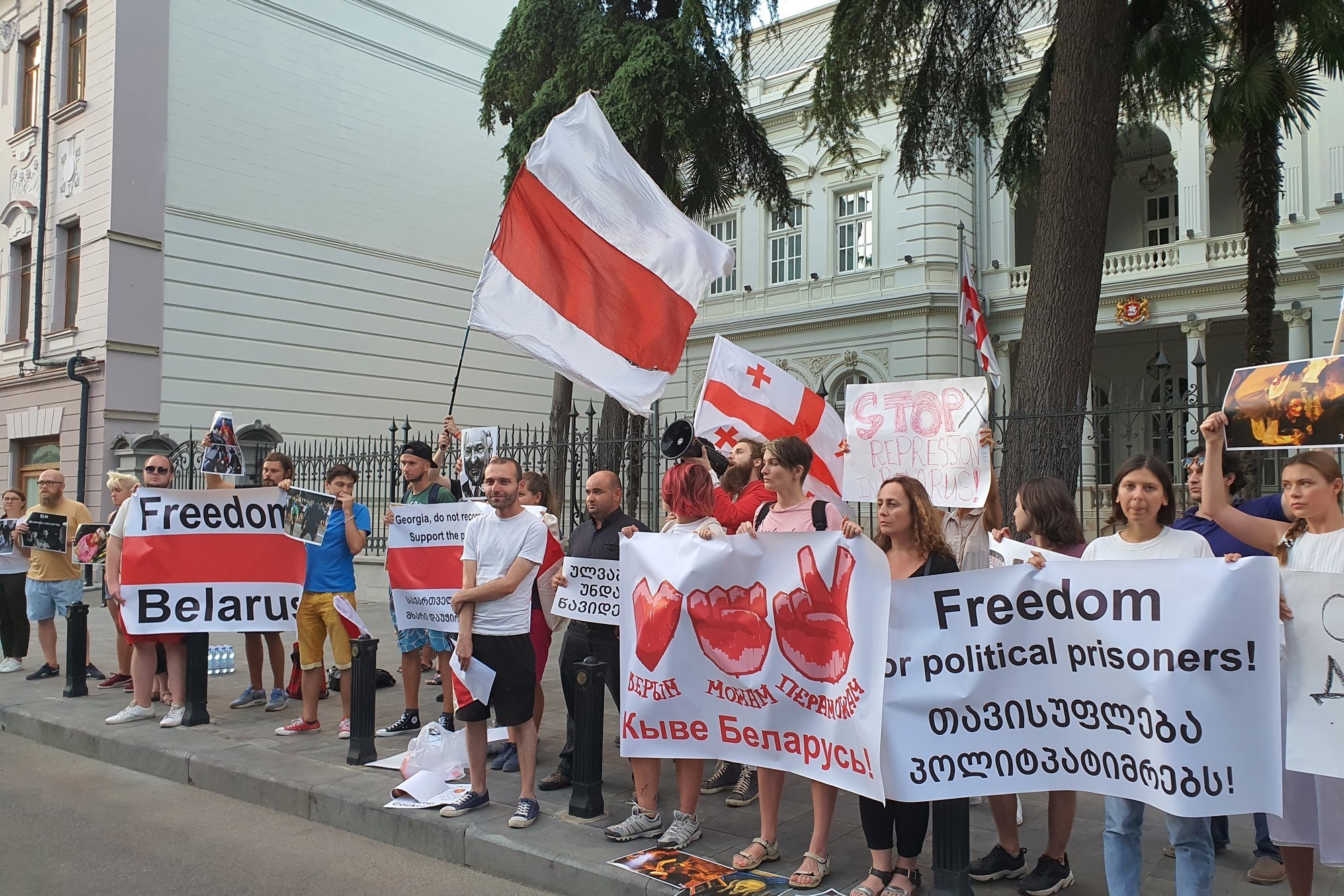 A protest outside the official residence of Georgian President Salome Zurabishvili urging Georgian officials to condemn the official election results in Belarus and crackdown on dissent.  Photo: Mariam Nikuradze/OC Media.
