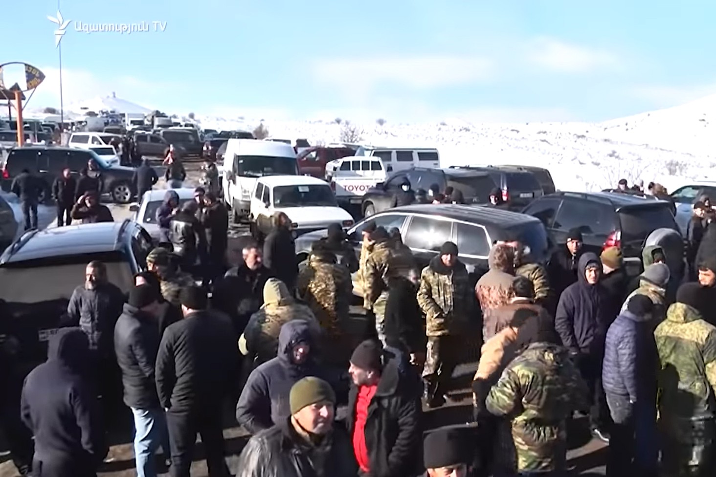 Protesters block a road in Syunik in an attempt to thwart a visit by Prime Minister Nikol Pashinyan. Image via RFERL.
