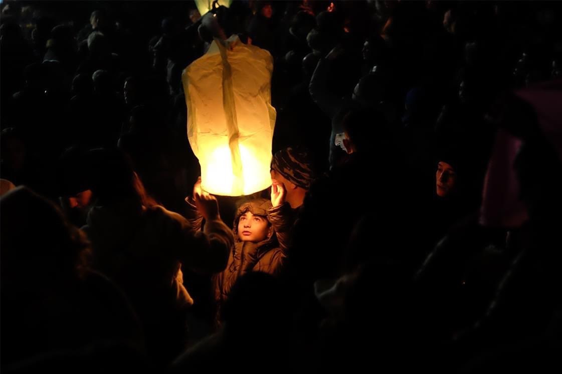 A young girl releases a lantern in Stepanakert on New Year’s Eve. Photo: Anzhelika Zakaryan/CivilNet.