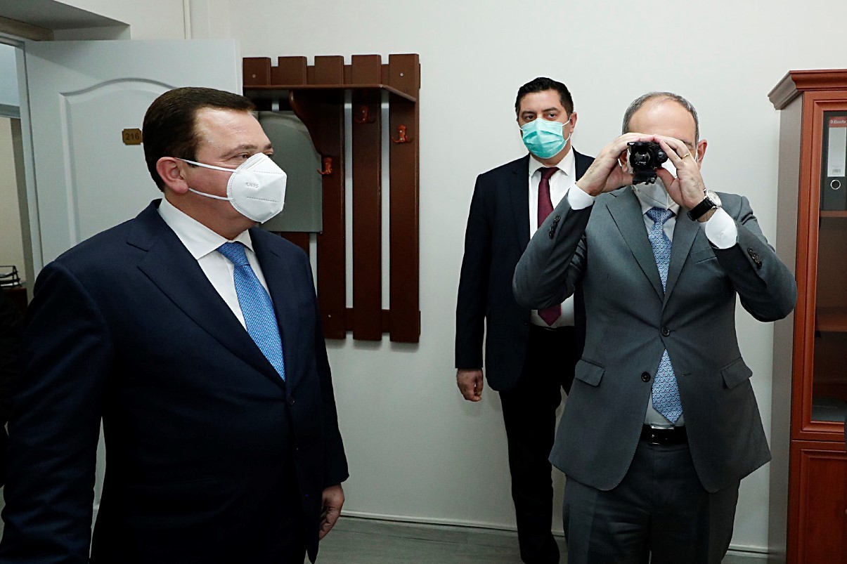 Davit Galstyan (left) and Nikol Pashinyan (centre) in a Kalashnikov factory. Official photo.