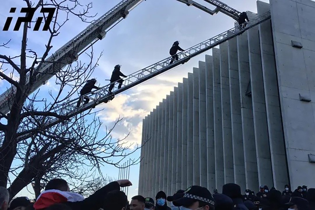 Police used a fire engine to climb into the UNM HQ. Photo: IPN.