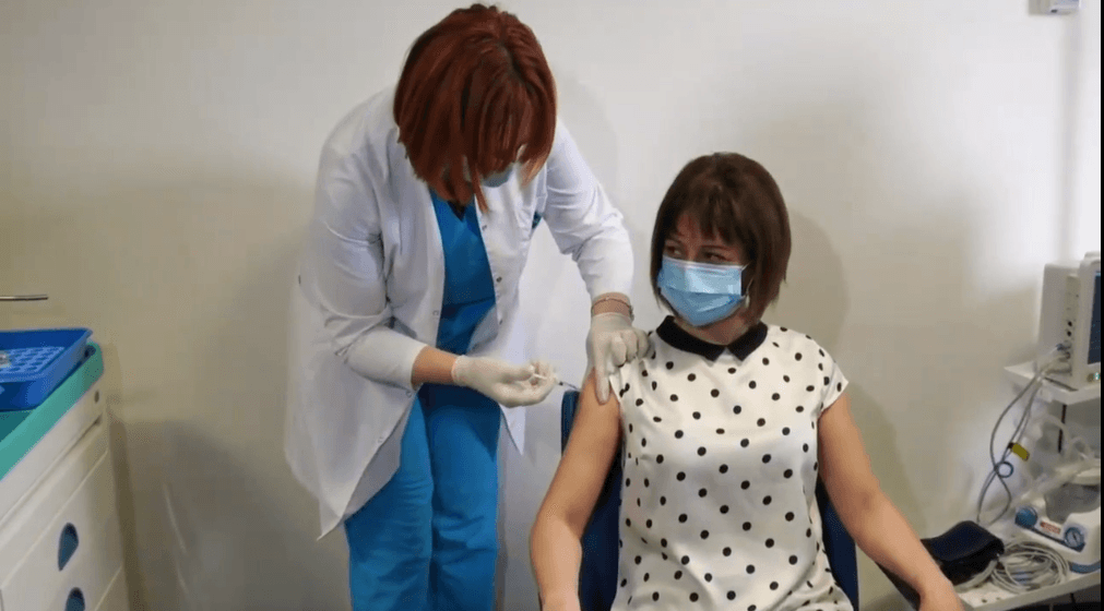 Georgian Health Minister Ekaterine Tikaradze being vaccinated on Tuesday. Official photo.