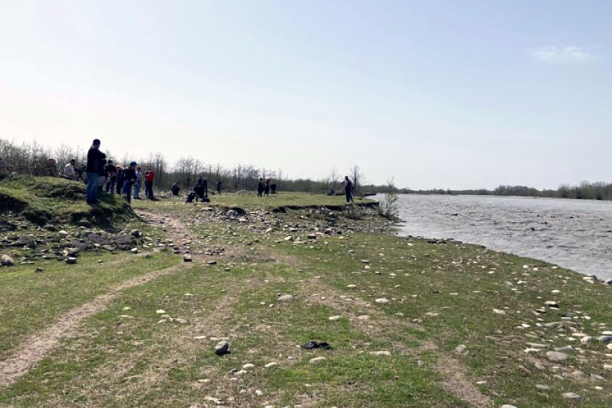 Local residents gather at the river Enguri. Photo: Livepress.