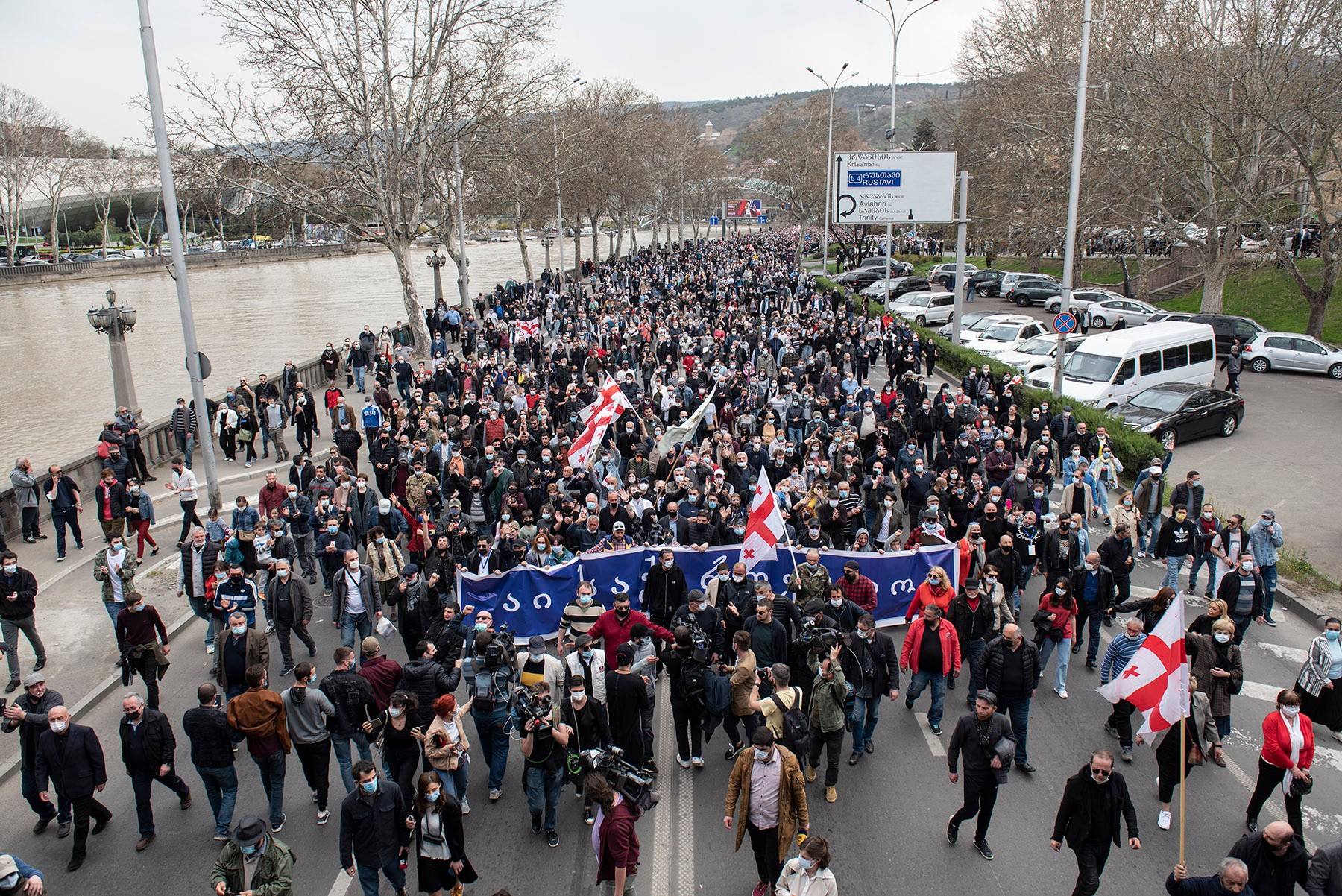 Protesters march down the motorway along the right bank of the River Mtkvari. Photo: Mariam Nikuradze/OC Media. 
