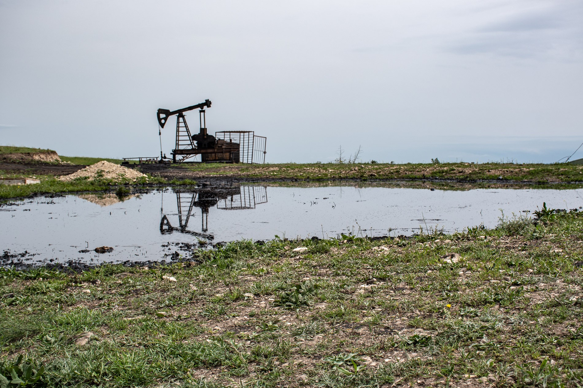 The #2 well in the Nazarlebi oil field,  Dedoplistskaro Municipality, Kakheti, Georgia. Photo: Shota Kincha/OC Media/openDemocracy.