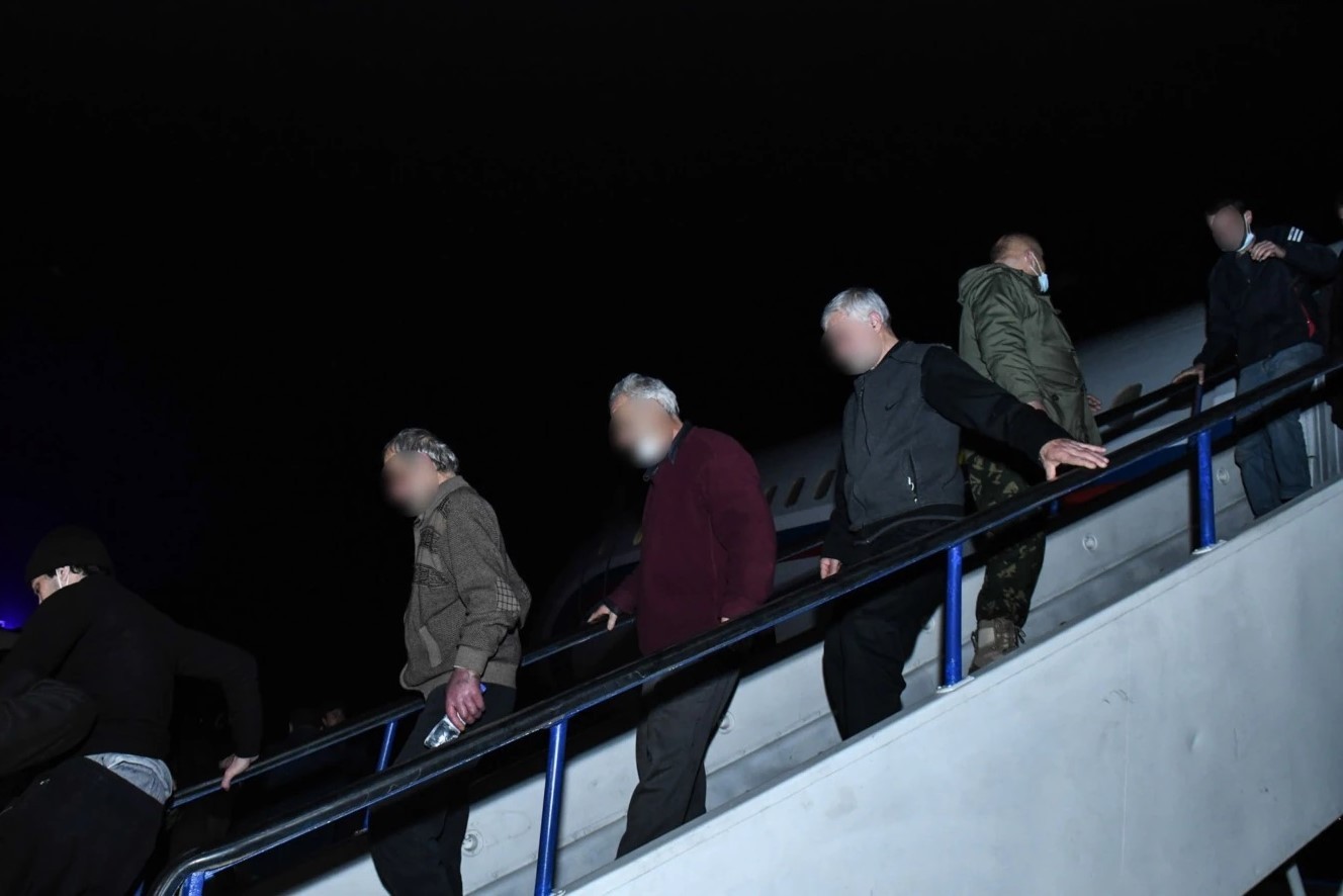 A group of Armenian PoWs arriving in Yerevan. Official photo.