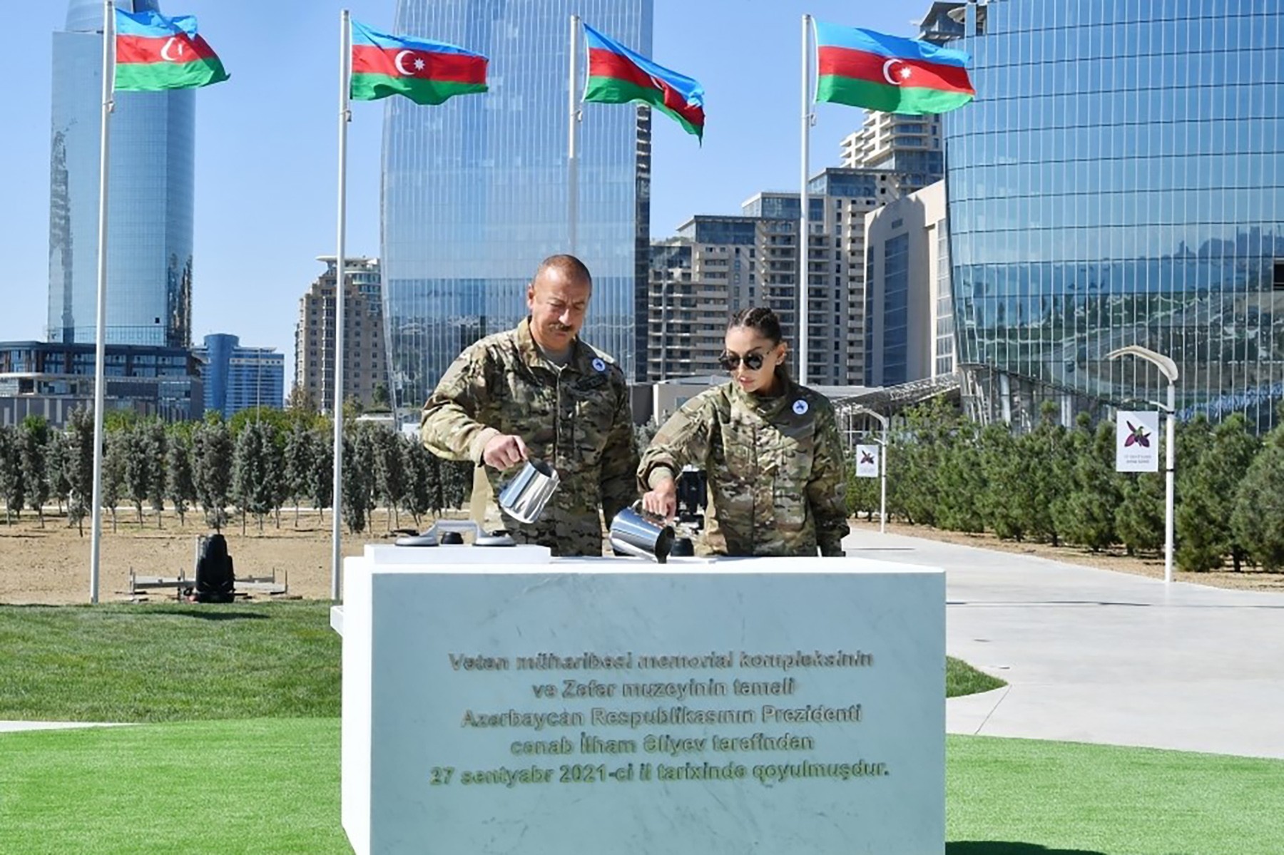 Ilham Aliyev and Mehriban Aliyeva at Martyr's Alley. Photo via Azertag.
