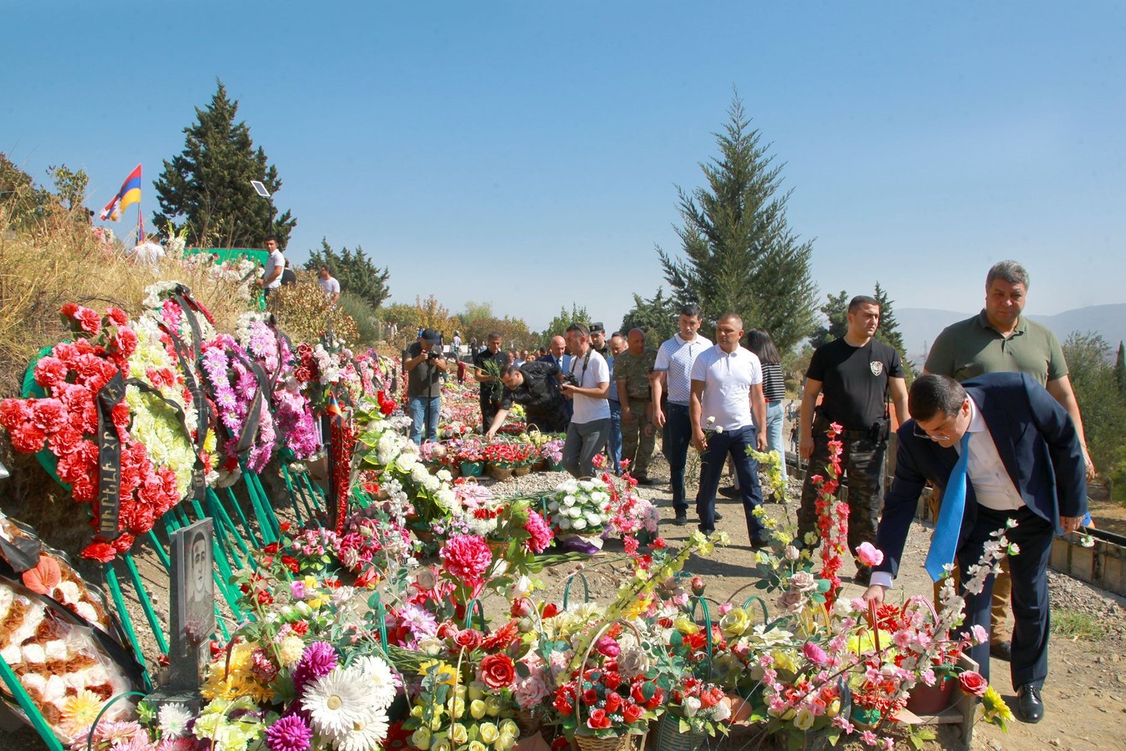 Nagorno-Karabakh President Arayik Harutyunyan lays flowers at the Stepanakert Military Cemetery. Official photo.