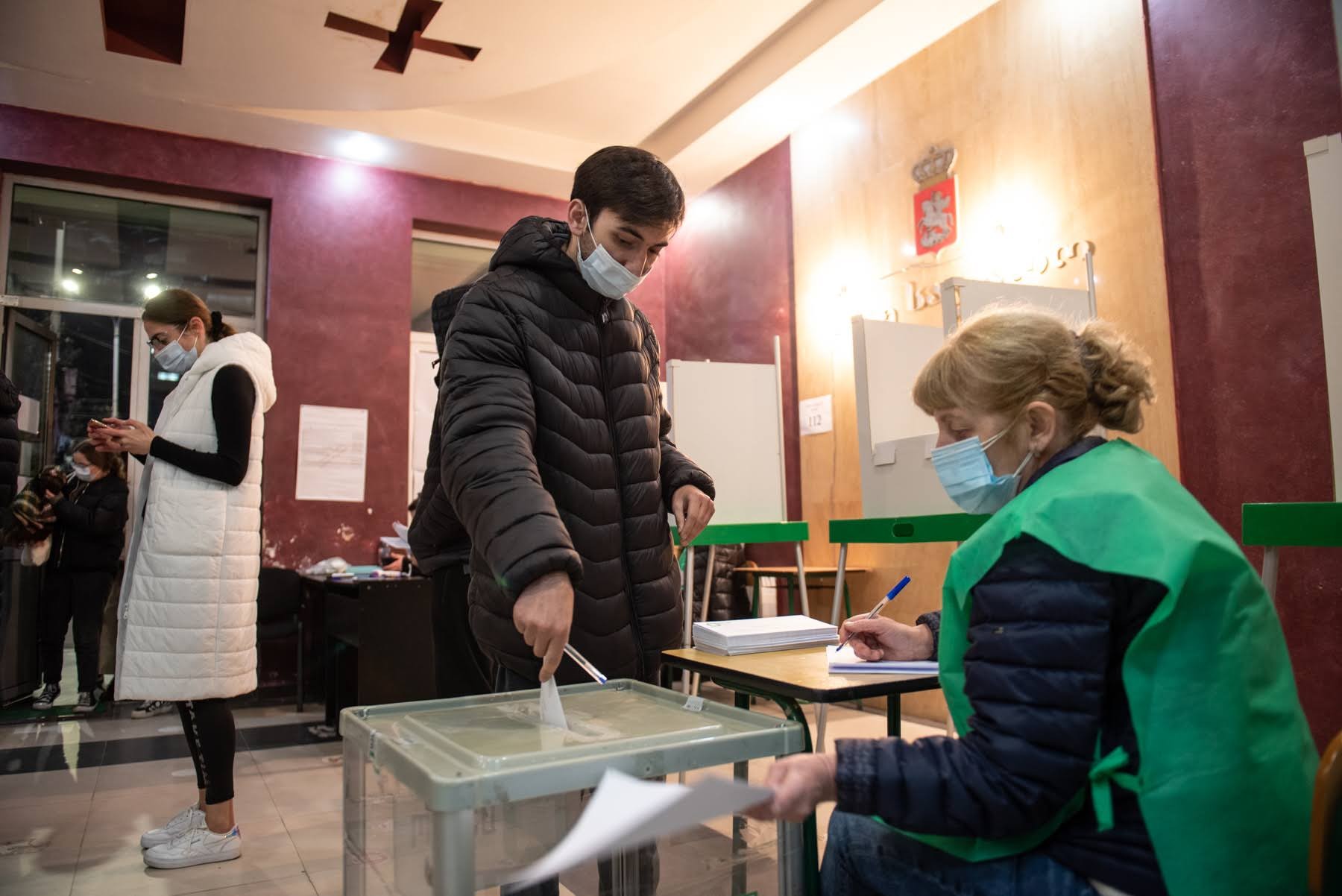 A voter casts his ballot in the second round of Georgia's municipal elections on 30 October. Photo:  Mariam Nikuradze/OC Media.