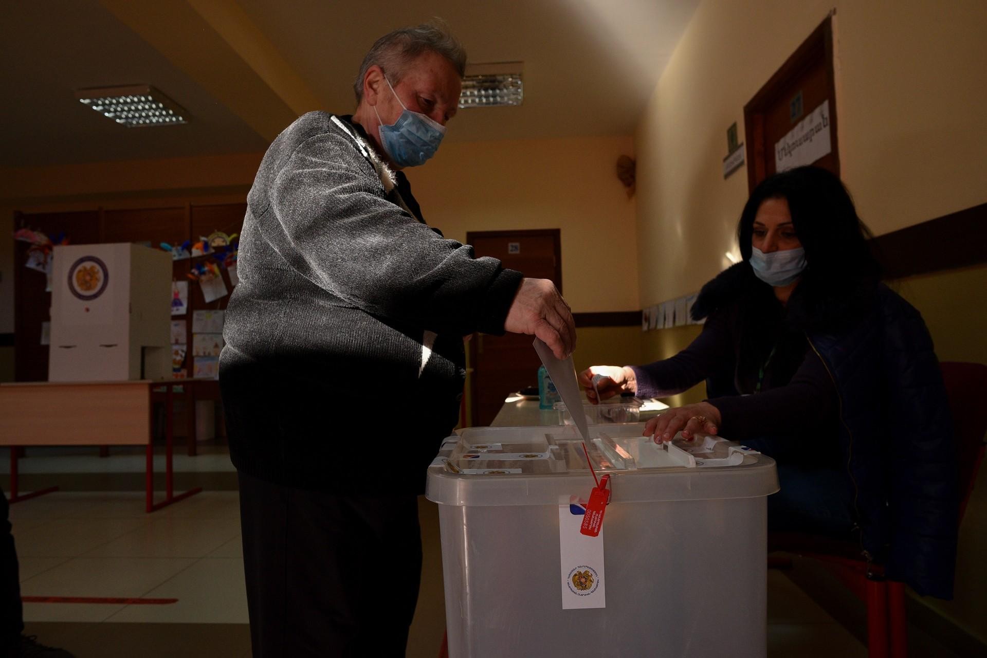Voting in Stepanavan. Photo: Hetq/Narek Aleksanyan.