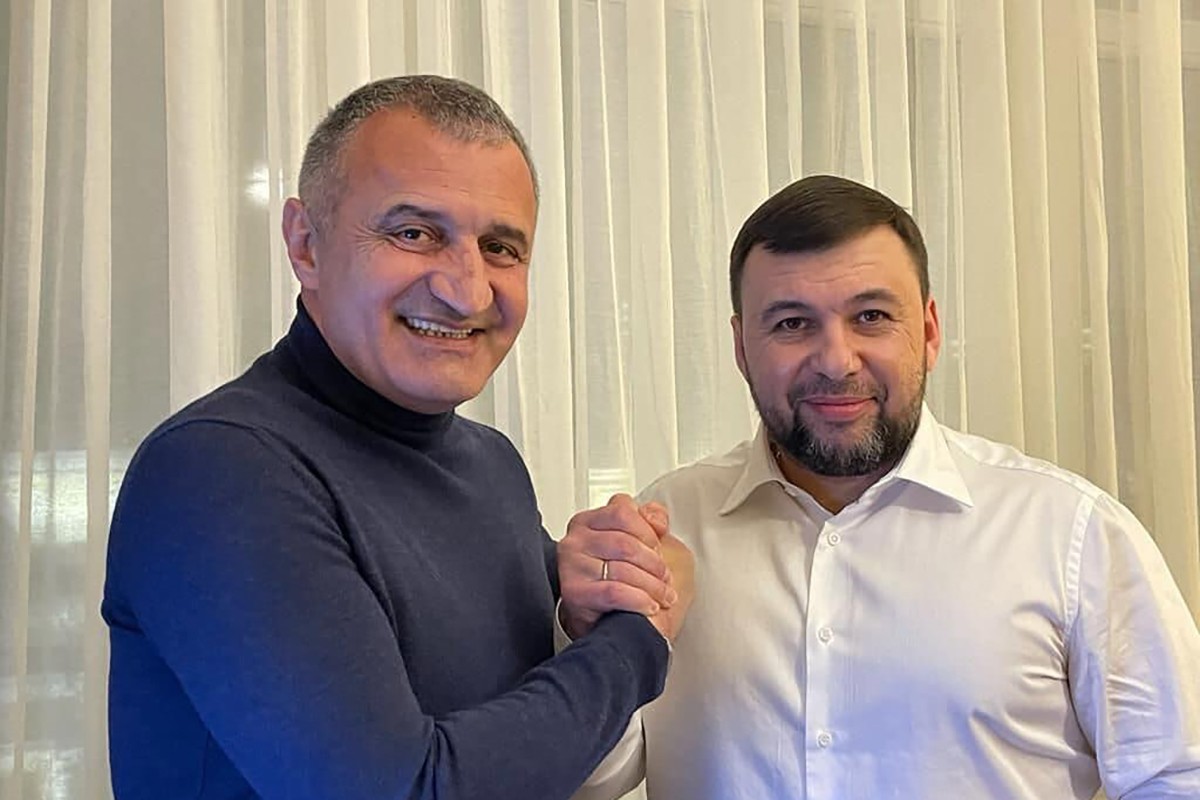 South Ossetian President Anatoly Bibilov (left), who was in Moscow on Monday, personally congratulated the leader of the separatist government in Donetsk, Denis Pushilin (right).