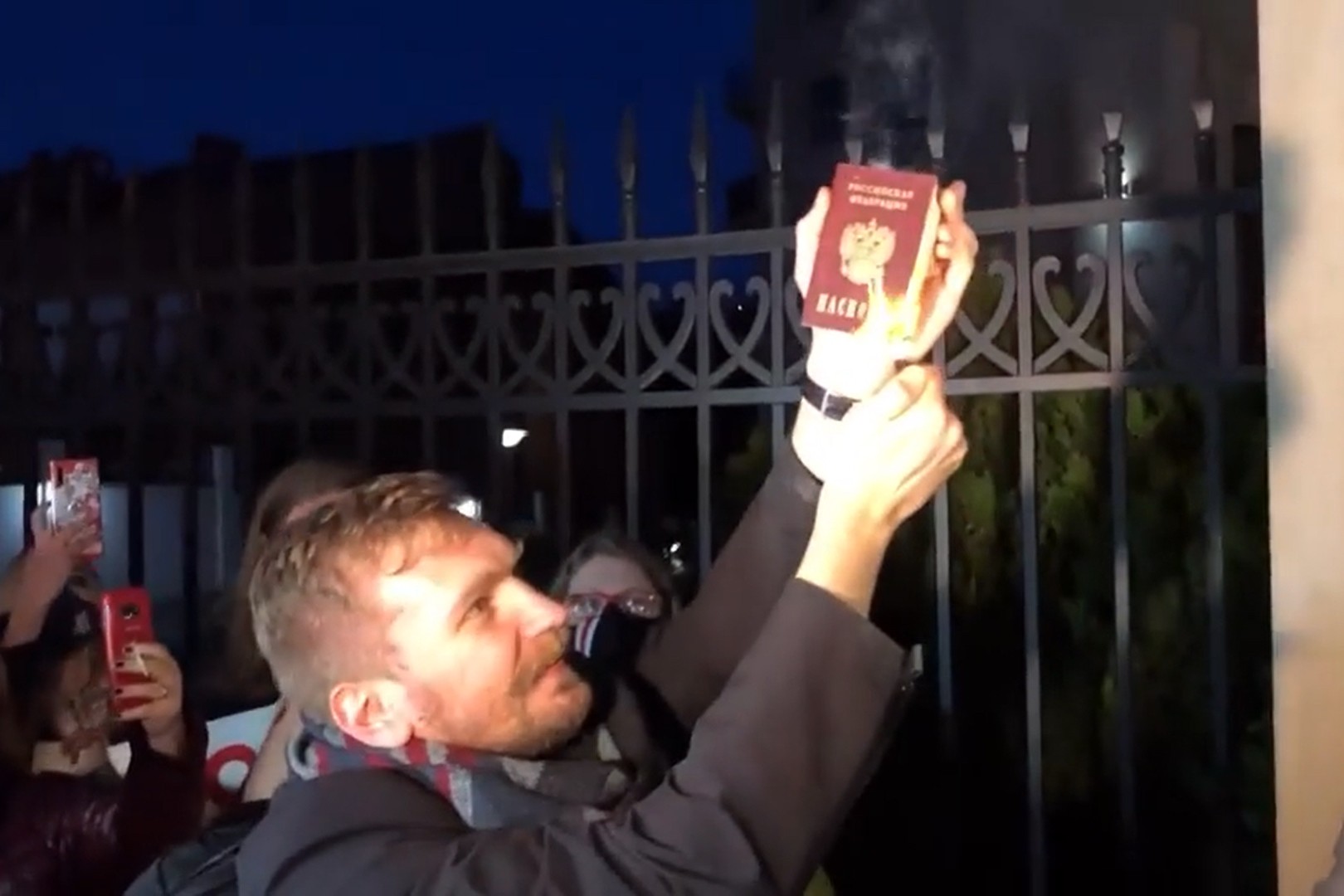 Anton Mikhalchuk sets his Russian Identification documents alight outside the Ukrainian Embassy in Tbilisi on 24 February 2022. Image via PrimeTime.