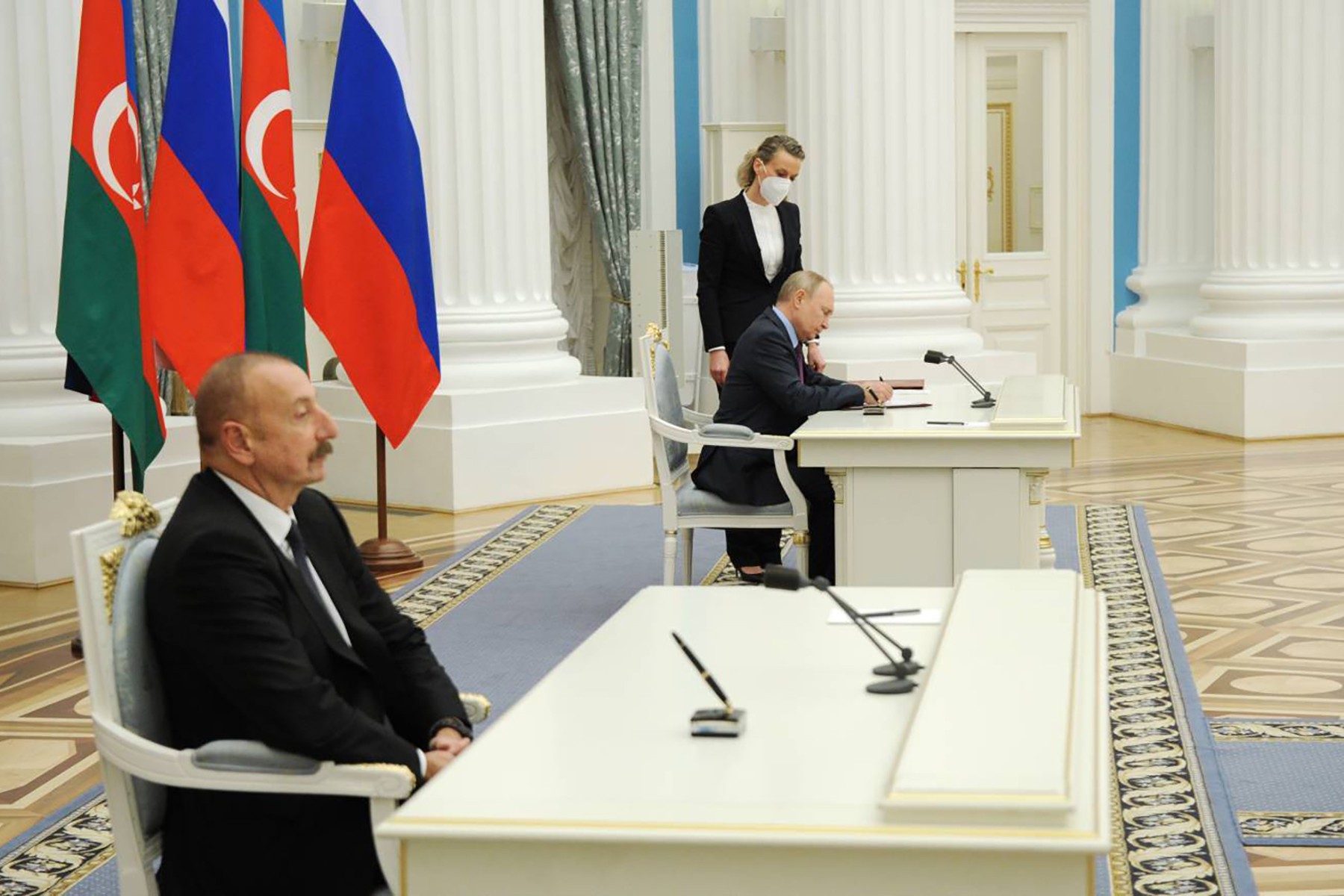 Putin and Aliyev sign the agreement on 'Allied Interaction'. Official photo.