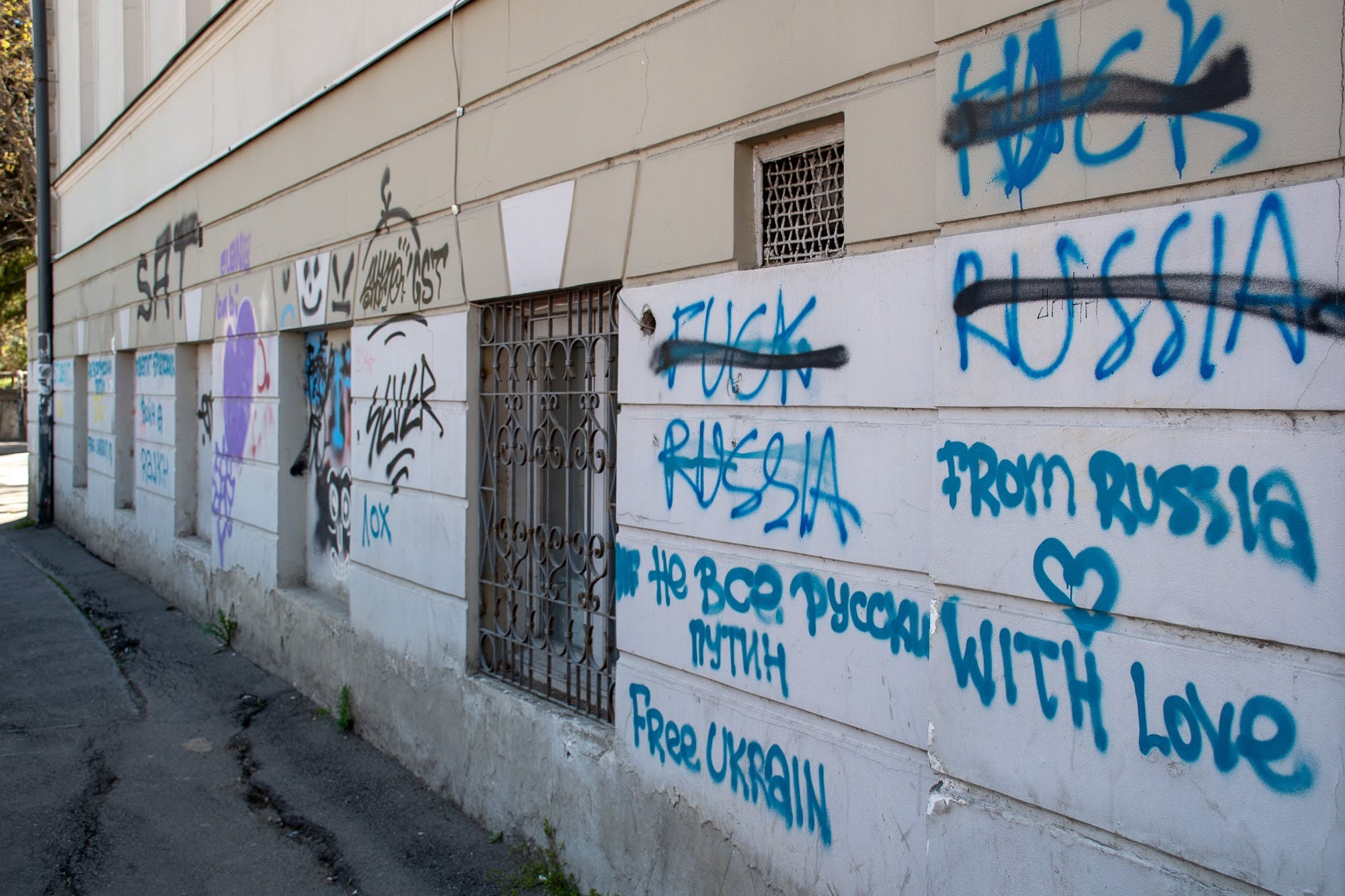 Graffiti in Tbilisi against Russians, and by Russians supporting Ukraine. Photo: OC Media.