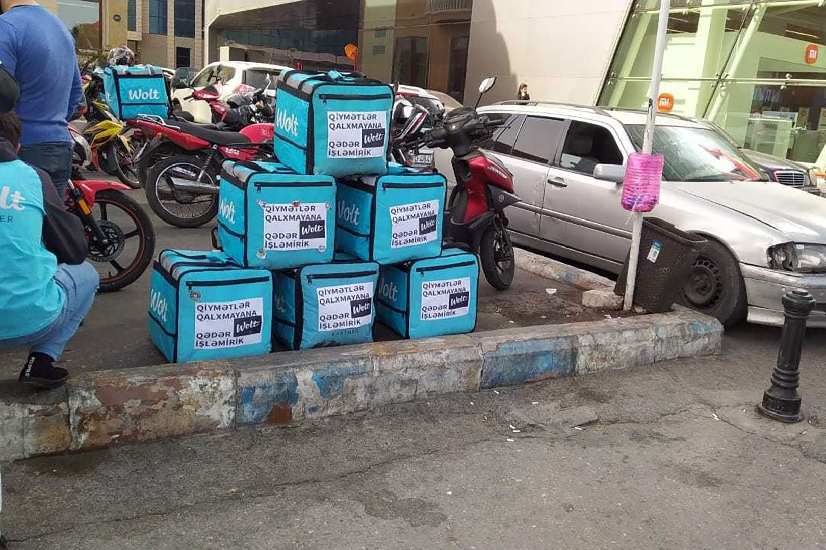 Wolt delivery bags with messages about the working conditions for the company attached. Photo: Mahammad Artunov.