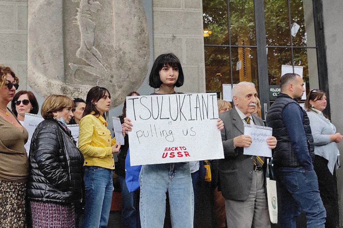 Fired employees and activists held a protest outside the Georgian National Museum on 25 May 2022. Photo: Mtavari TV.