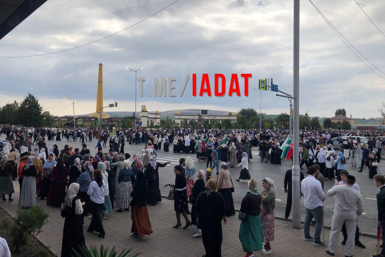 People gathering in Grozny for pro-war protest organised by Ramzan Kadyrov. Photo: 1ADAT.