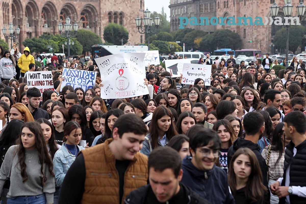 Students of Yerevan's Brusov University protest the merger decision on 17 October. Image via Panaroma.am.