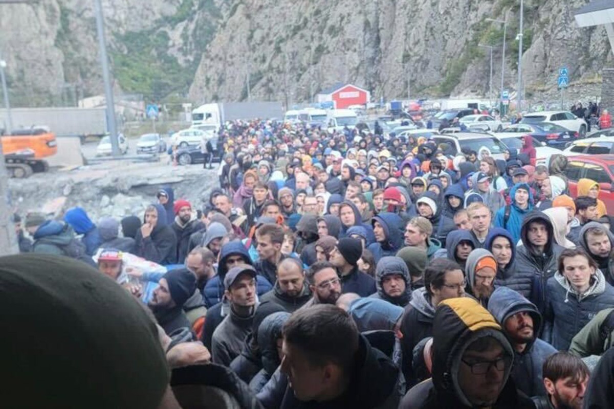 The Russian-Georgian border checkpoint following the announcement of partial mobilisation in Russia. Image via the Upper Lars Telegram channel.