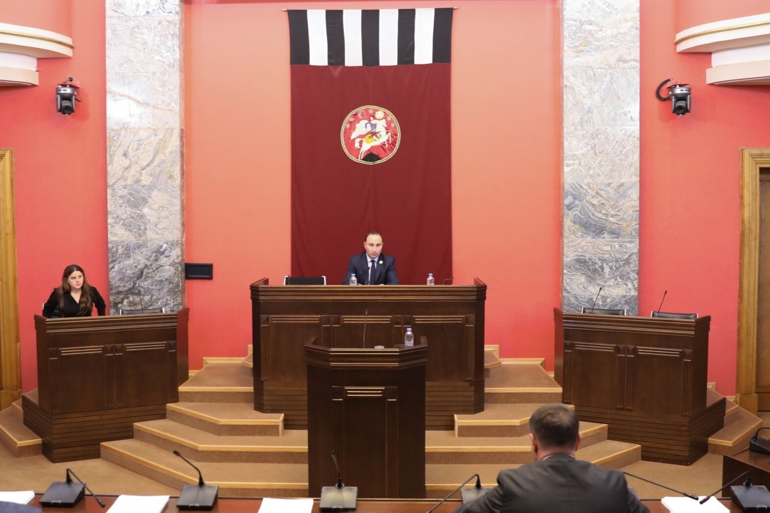 Anri Okhanashvili (Georgian Dream), Chair of Legal Affairs Committee, presenting anti-corruption agency package law in the Parliament. 31 October 2022. Image: Parliament of Georgia.