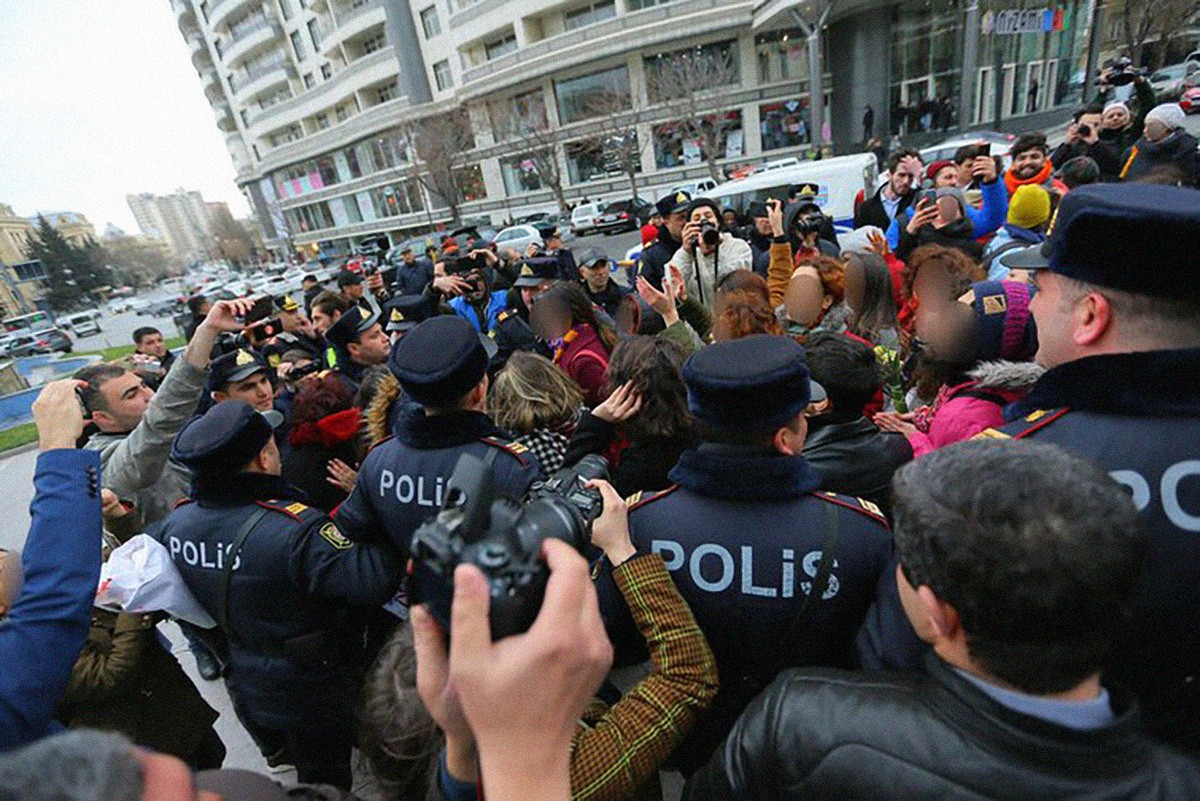 Police Stop Women's Action against domestic violence in Baku on 8 March 2019 |
Pacific Press Media Production Corp. / Alamy Stock Photo.