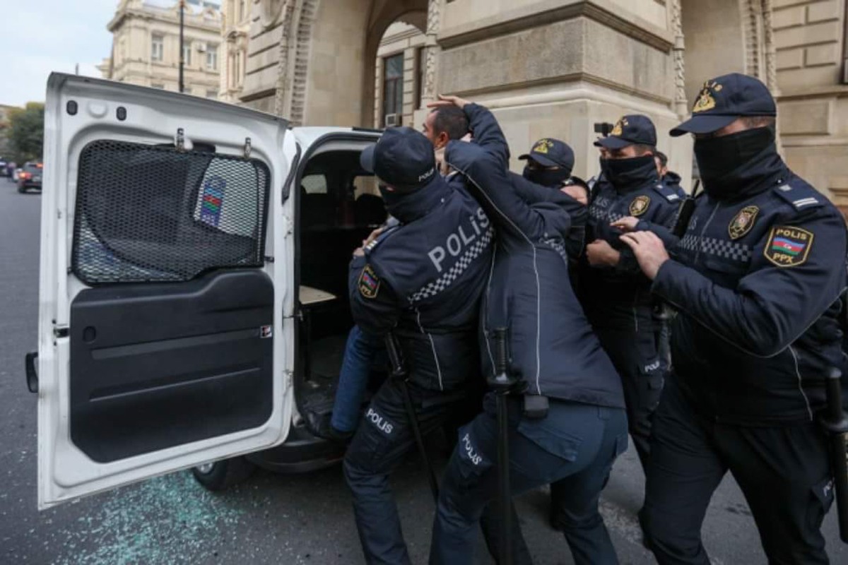 Rovshan Mammadov being detained. Image via Ali Karimli.