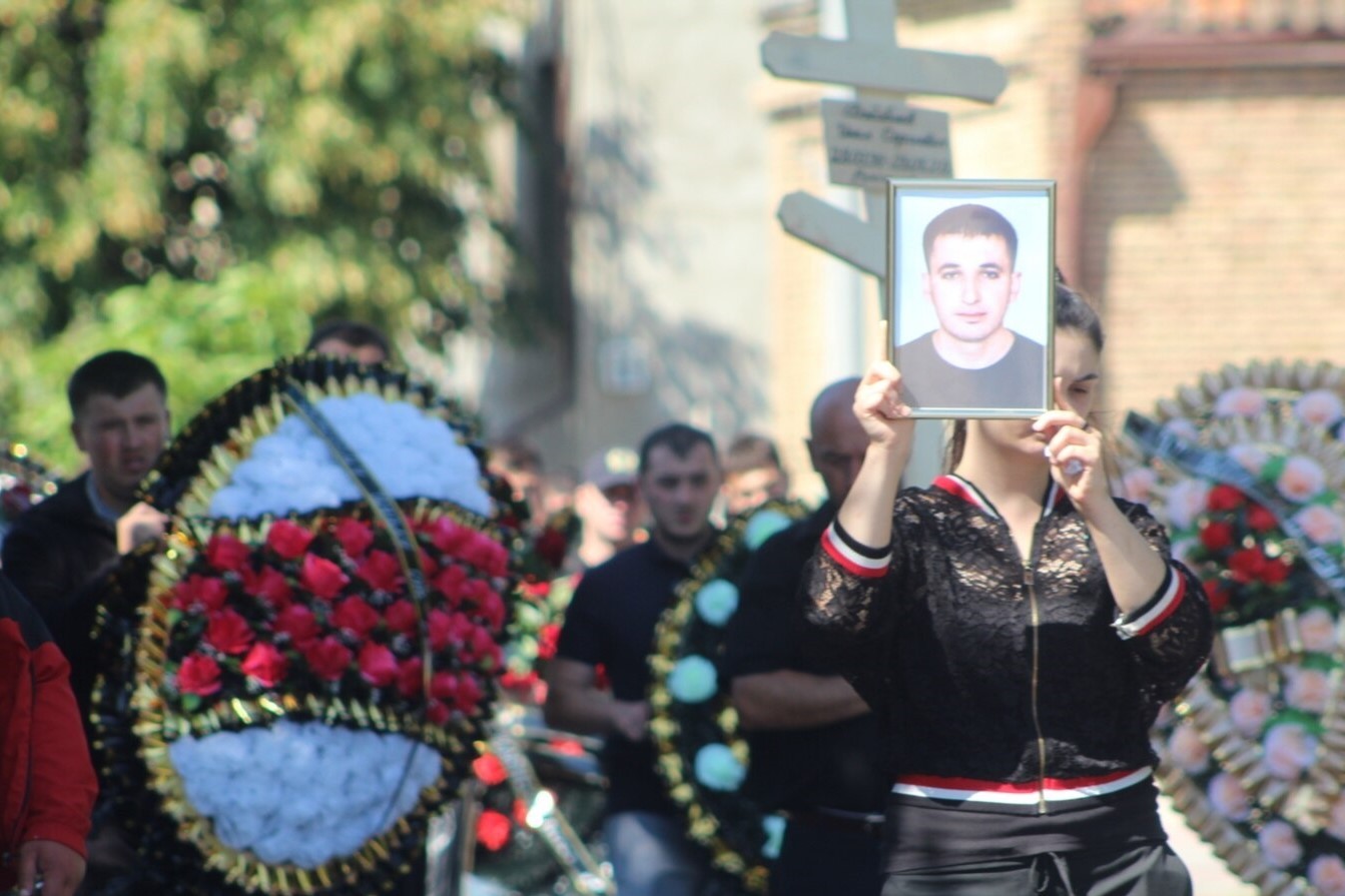 Inal Dzhabiyev‘s funeral procession. Image via RFE/RL.