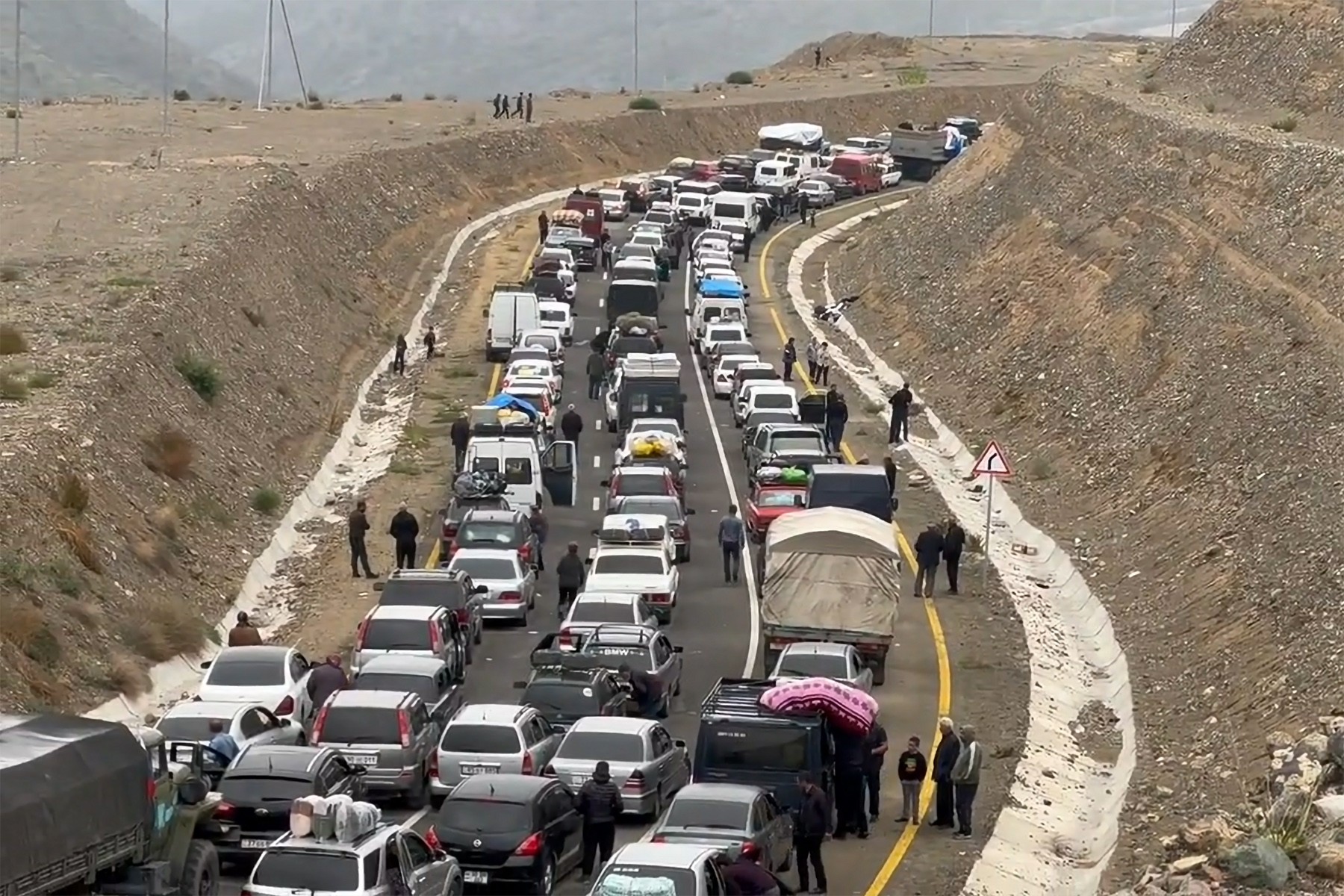 Cars queue on the road from Nagorno-Karabakh to Armenia. Image: Marut Vanyan.