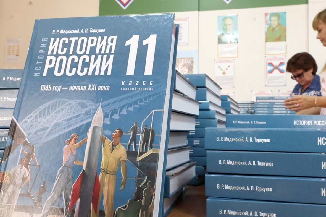 A new Russian history text book has spurred controversy for its depiction of victims of Stalinist deportations. Image via Dron.