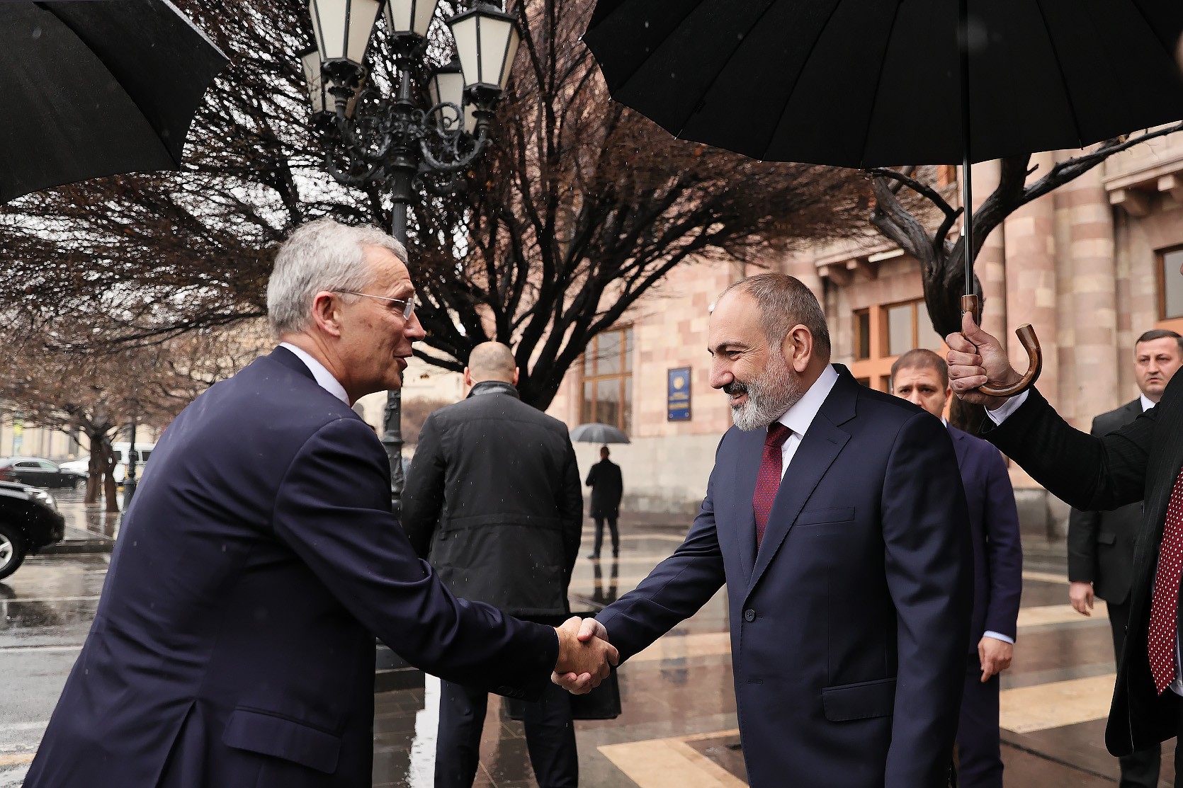 Armenian Prime Minister Nikol Pashinyan (right) receives NATO Secretary General Jens Stoltenberg (left) in Yerevan. Image via primeminister.am.