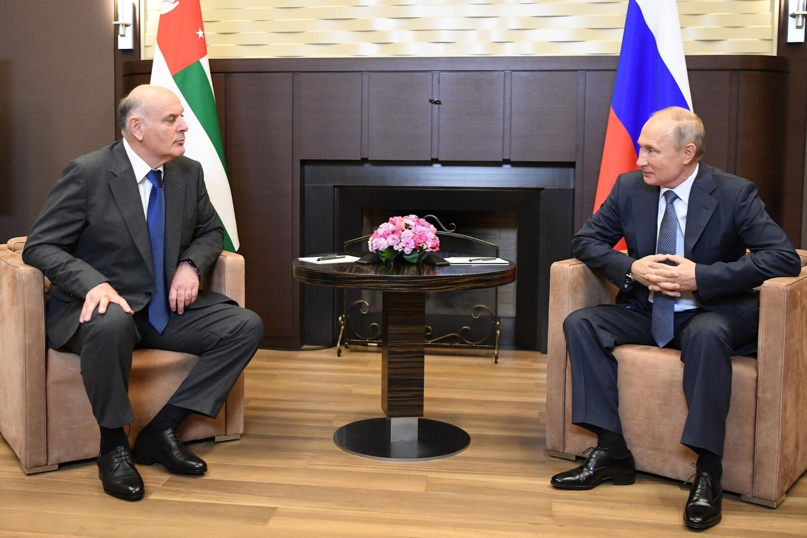 Abkhazian President Aslan Bzhaniya and Russian President Vladimir Putin. Image via RIA Novosti.