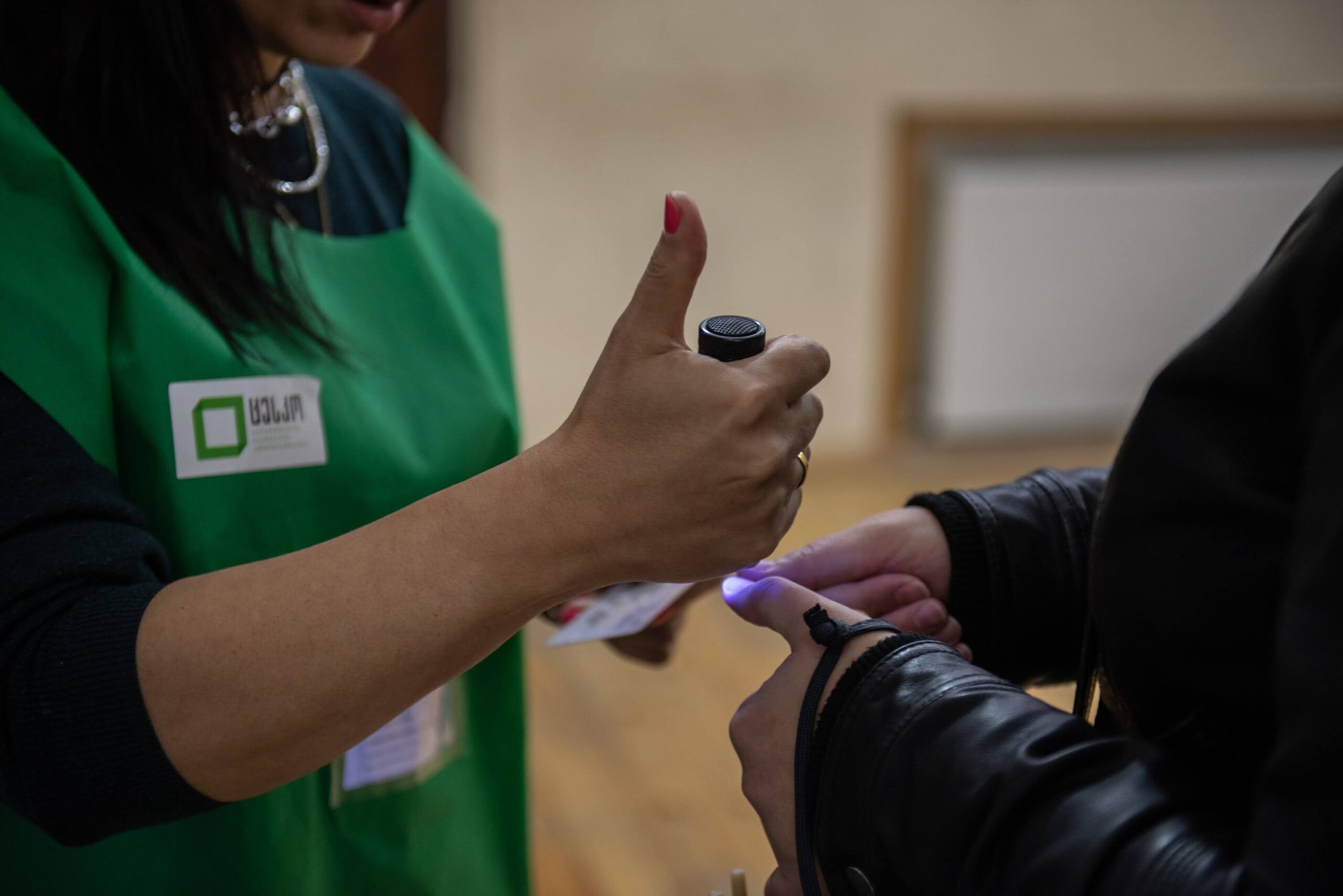 Observers highlighted irregularities in the inking of voters’ hands, which is meant to prevent people from voting multiple times. Image: Mariam Nikuradze/OC Media.