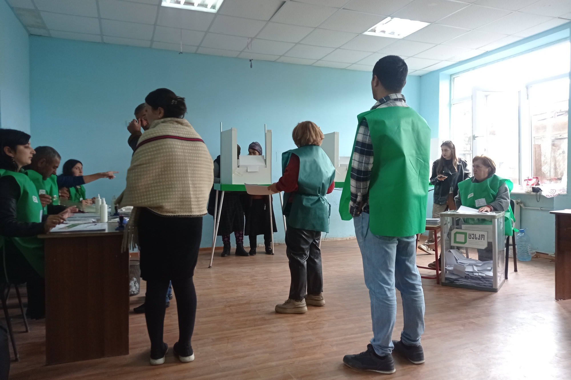 Two people voting in one voting booth in Iormughanlo. Photo: Aytan Farhadova/OC Media. 