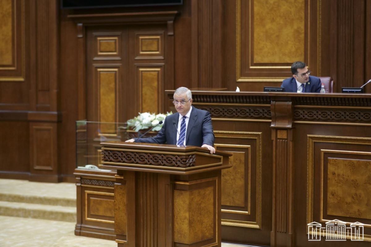 The chair of the Armenian State Commission on border delimitation, Mher Grigoryan, speaking in parliament. Official image.