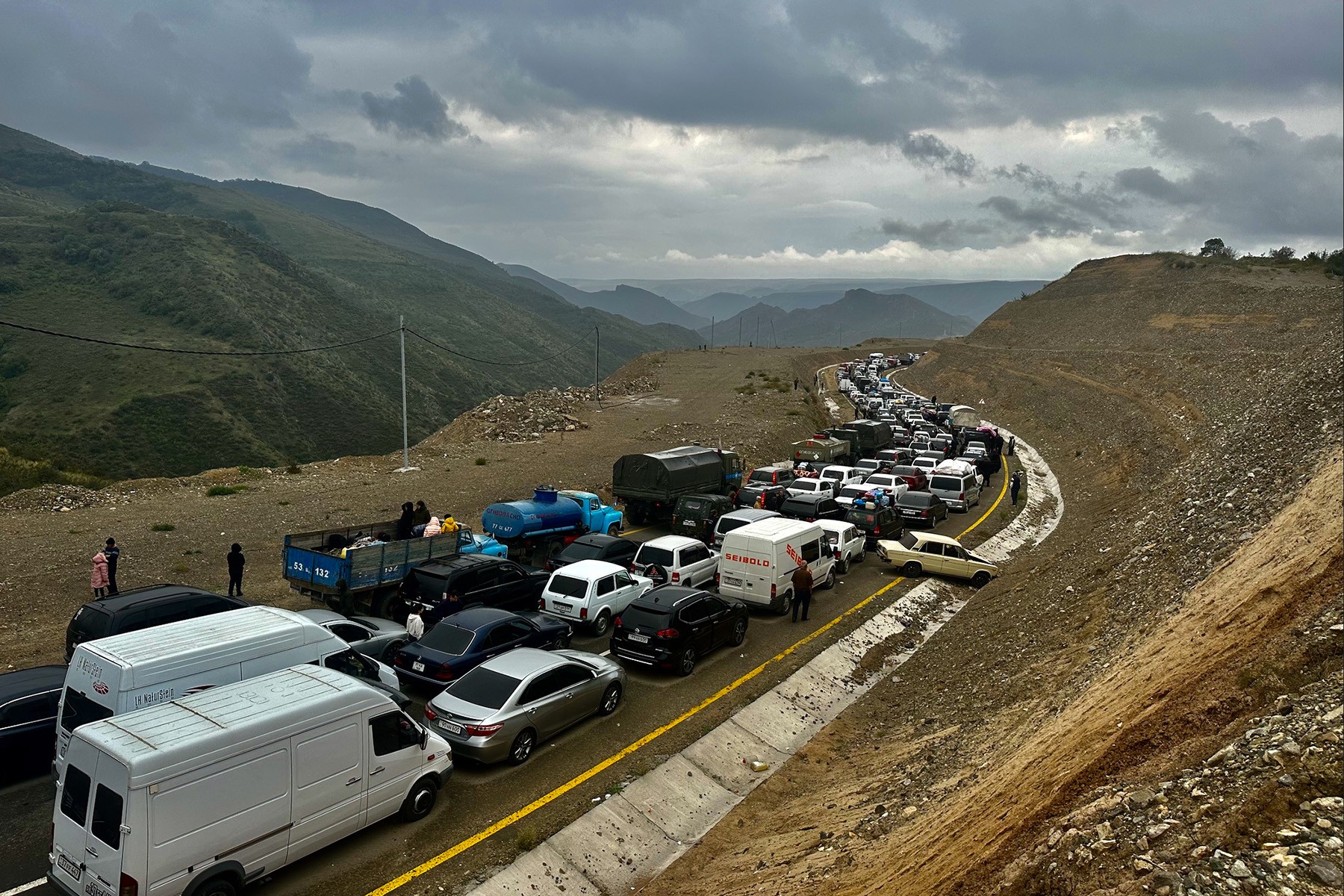 Cars at a standstill on the Lachin Corridor, as the population of Nagorno-Karabakh flees to Armenia. Photo: Marut Vanyan/OC Media.