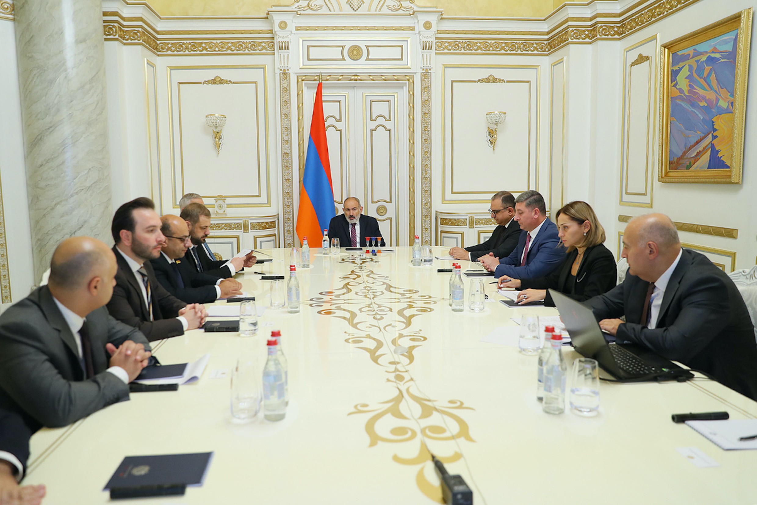 Pashinyan leads a discussion on electricity supply problems. Official image.