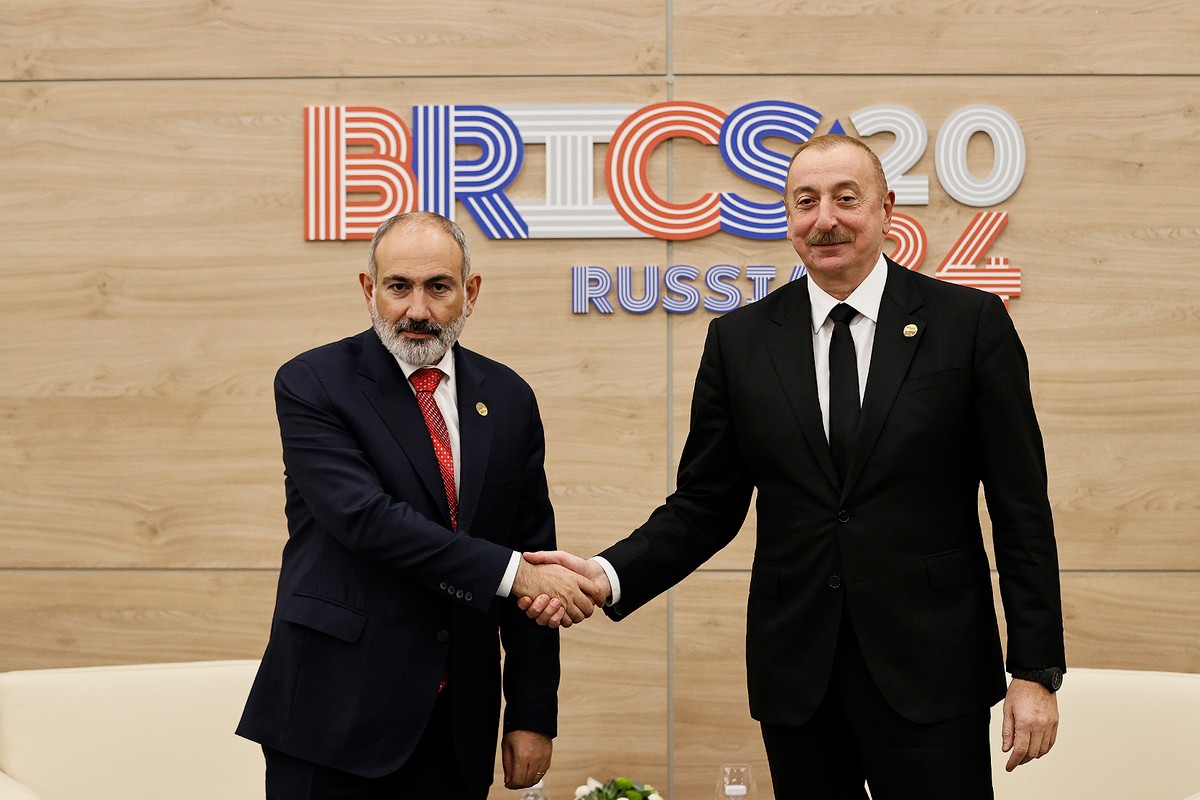 Armenian Prime Minister Nikol Pashinyan and Azerbaijani President Ilham Aliyev meet on the sidelines of the BRICS summit in Russia. Photo: primeminister.am.