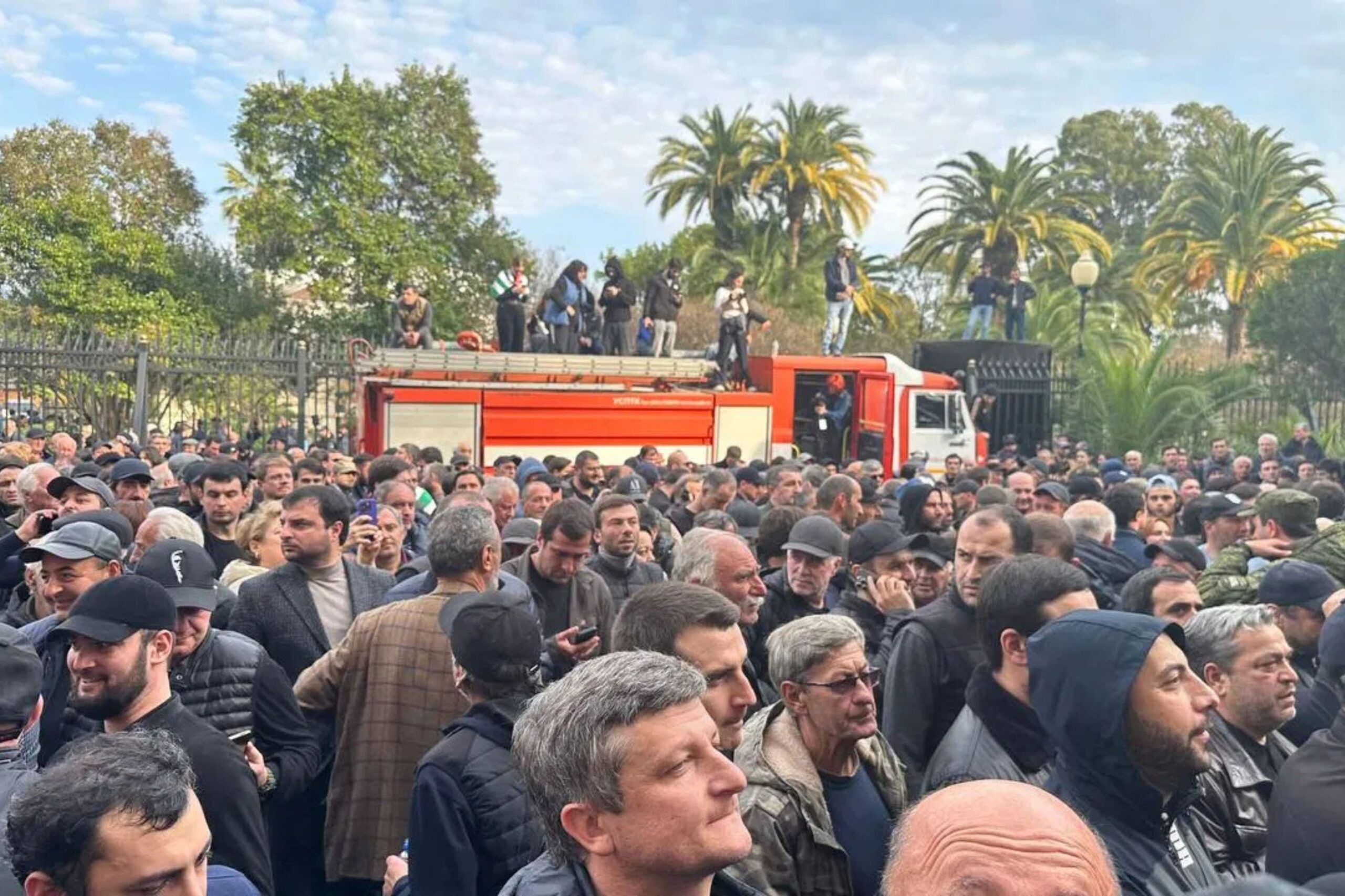 Protesters against the investment agreement in front of Abkhazia’s Parliament. Via Telegram.