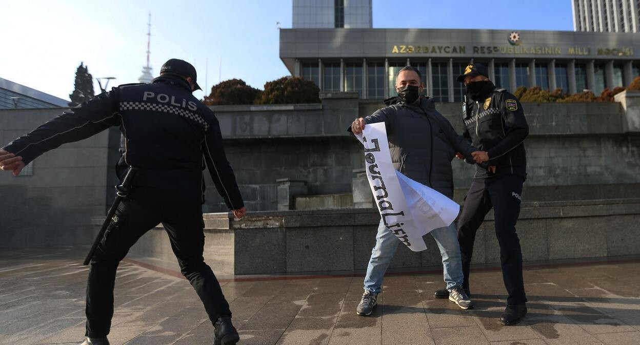 Protesters demonstrate against legislation limiting free press in front of Azerbaijan's parliament. Image via Aziz Karimov
