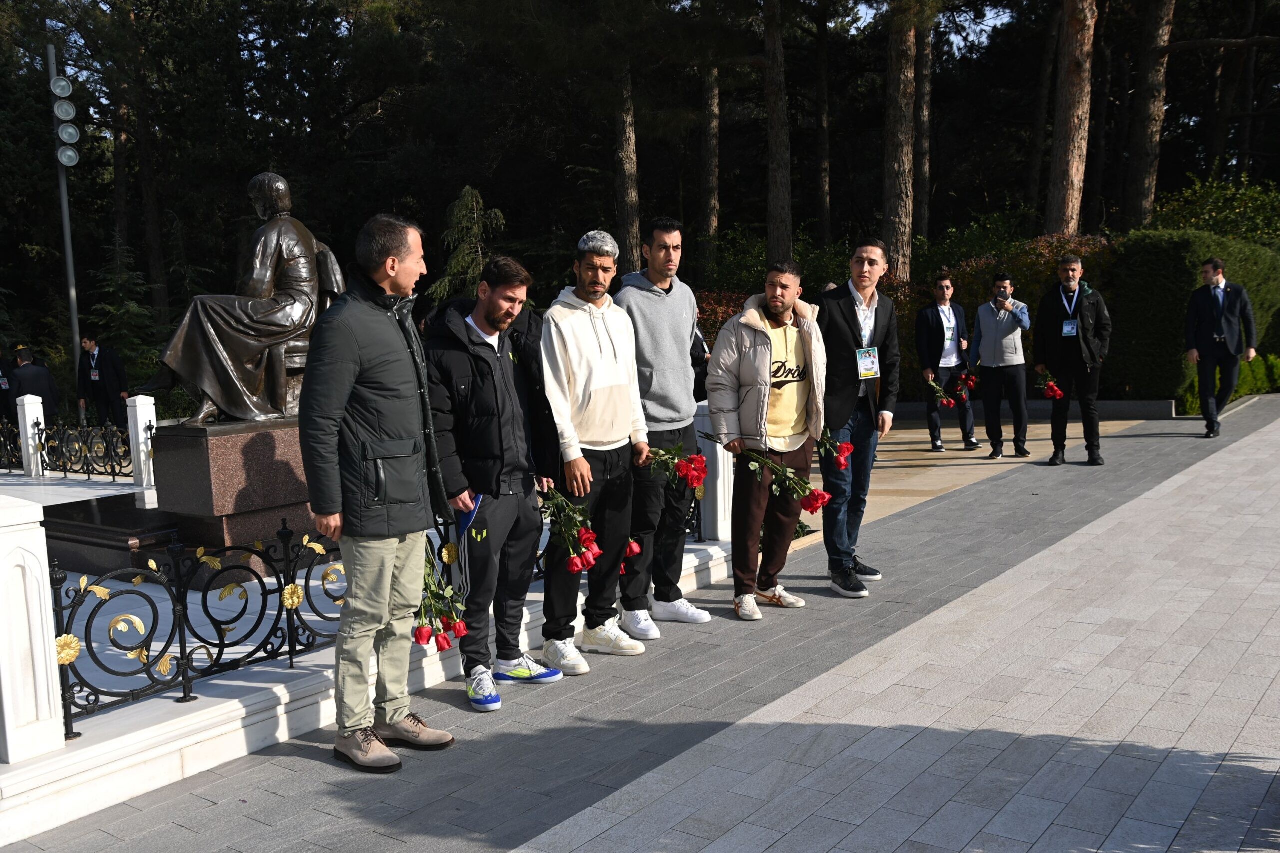 Lionel Messi (second from left) stands with his teammates and Azerbaijani representatives in front of Heydar Aliyev's grave. Photo: Gafqazinfo.