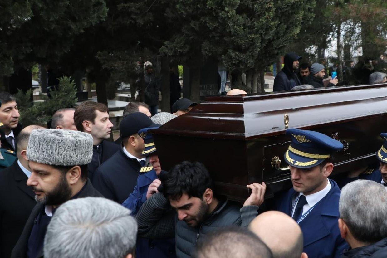 Mourners gather as the deceased crew of AZAL flight J2-8243 are buried in Baku’s Alley of Honour. Photo: AZERTAC.