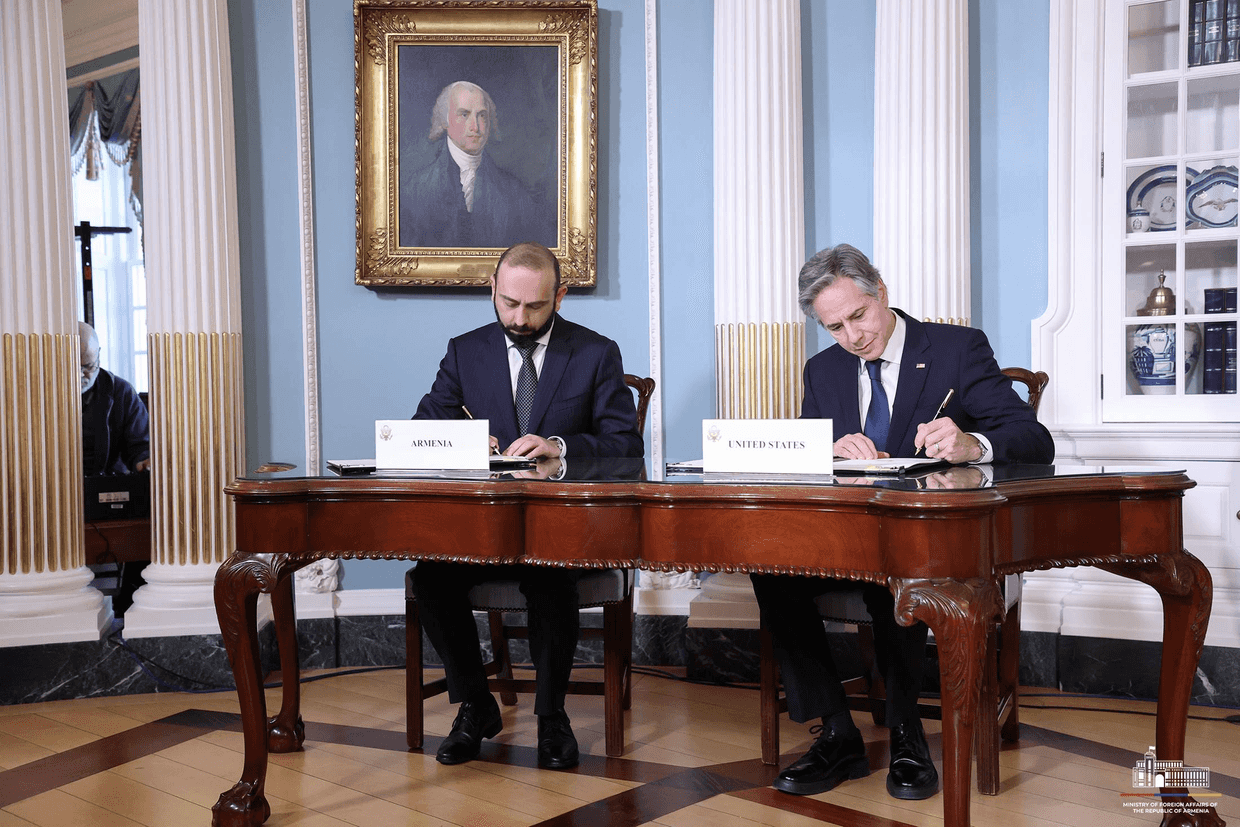Armenian Foreign Minister Ararat Mirzoyan and the US Secretary of State Antony Blinken sign the Strategic Partnership Charter. Official image.