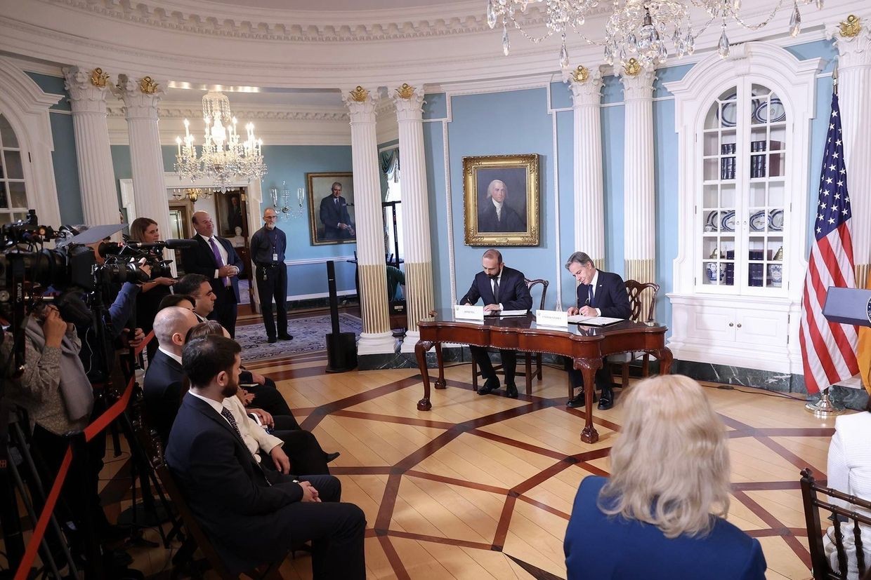 Armenian Foreign Minister Ararat Mirzoyan and the US Secretary of State Antony Blinken sign the Strategic Partnership Charter. Official image.
