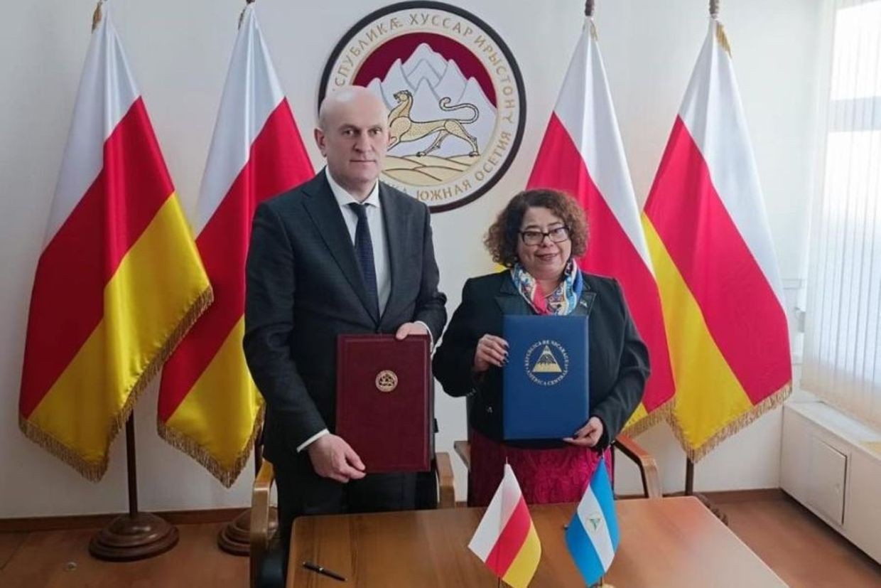 South Ossetian Foreign Minister Akhsar Dzhioev and Nicaragua’s Ambassador to South Ossetia, Alba Azucena Torres Mejía. Official image.